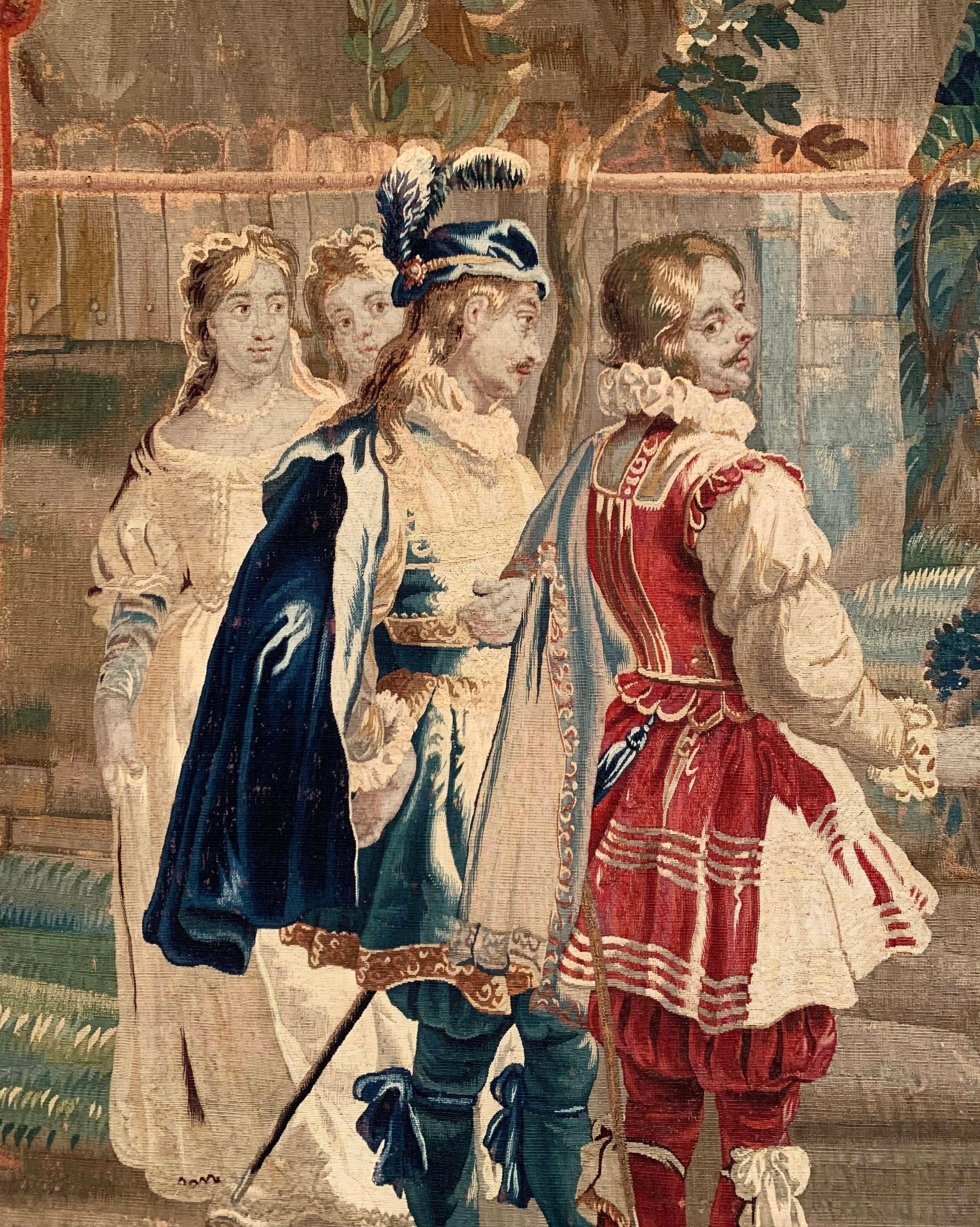 Cette élégante tapisserie ancienne a été créée à Aubusson, en France, vers 1780, et faisait probablement partie d'une boiserie murale. Présentée dans son cadre d'origine en chêne sculpté avec des coins décoratifs en retrait, cette grande tapisserie