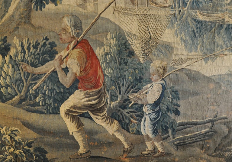 Dieser elegante und große antike Wandteppich wurde um 1760 in der Stadt Aubusson, Frankreich, gewebt. Die rechteckige Landschaftsszene zeigt Fischer, die mit ihren Netzen Fische und Muscheln aus dem Wasser holen. Eine schöne Reihe von blauen, grünen