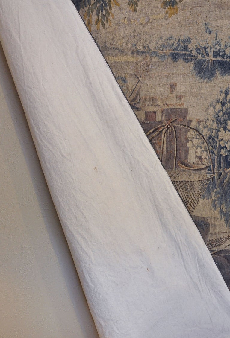 Französischer handgewebter Aubusson-Verdure-Wandteppich mit Fischern aus dem 18. Jahrhundert im Angebot 4