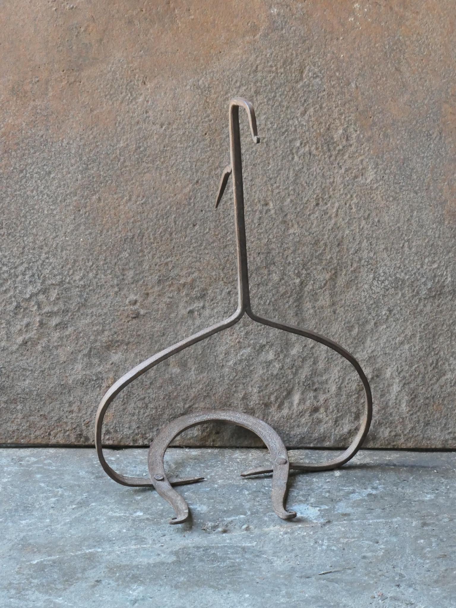 Sottopentola francese del XVIII secolo in ferro battuto. Il sottopentola appeso veniva utilizzato per cucinare nel camino, per appoggiarvi una pentola. Veniva utilizzato in combinazione con un tramaglio e/o una catena. È ancora perfettamente