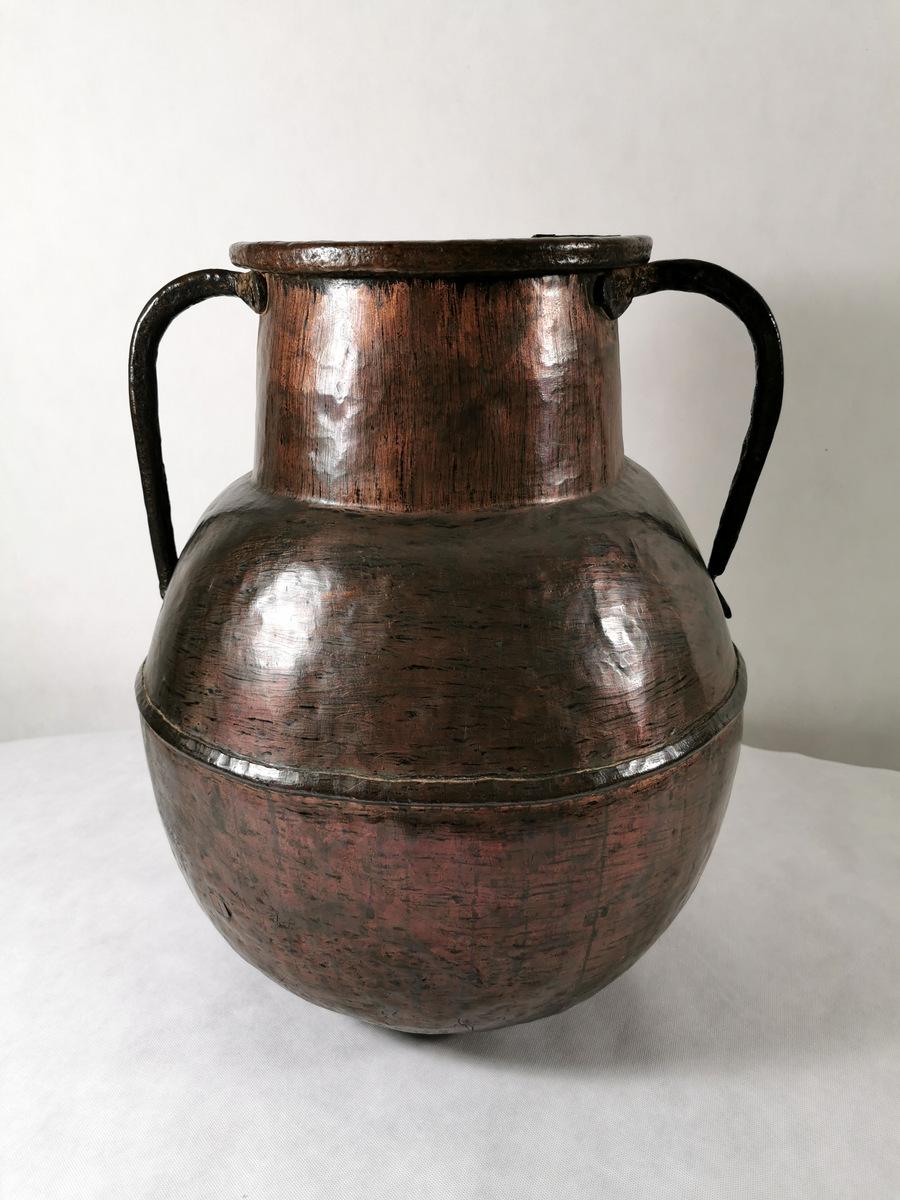 We kindly suggest you read the whole description, because with it we try to give you detailed technical and historical information to guarantee the authenticity of our objects.
The container has been realized in the first years of 1700 in