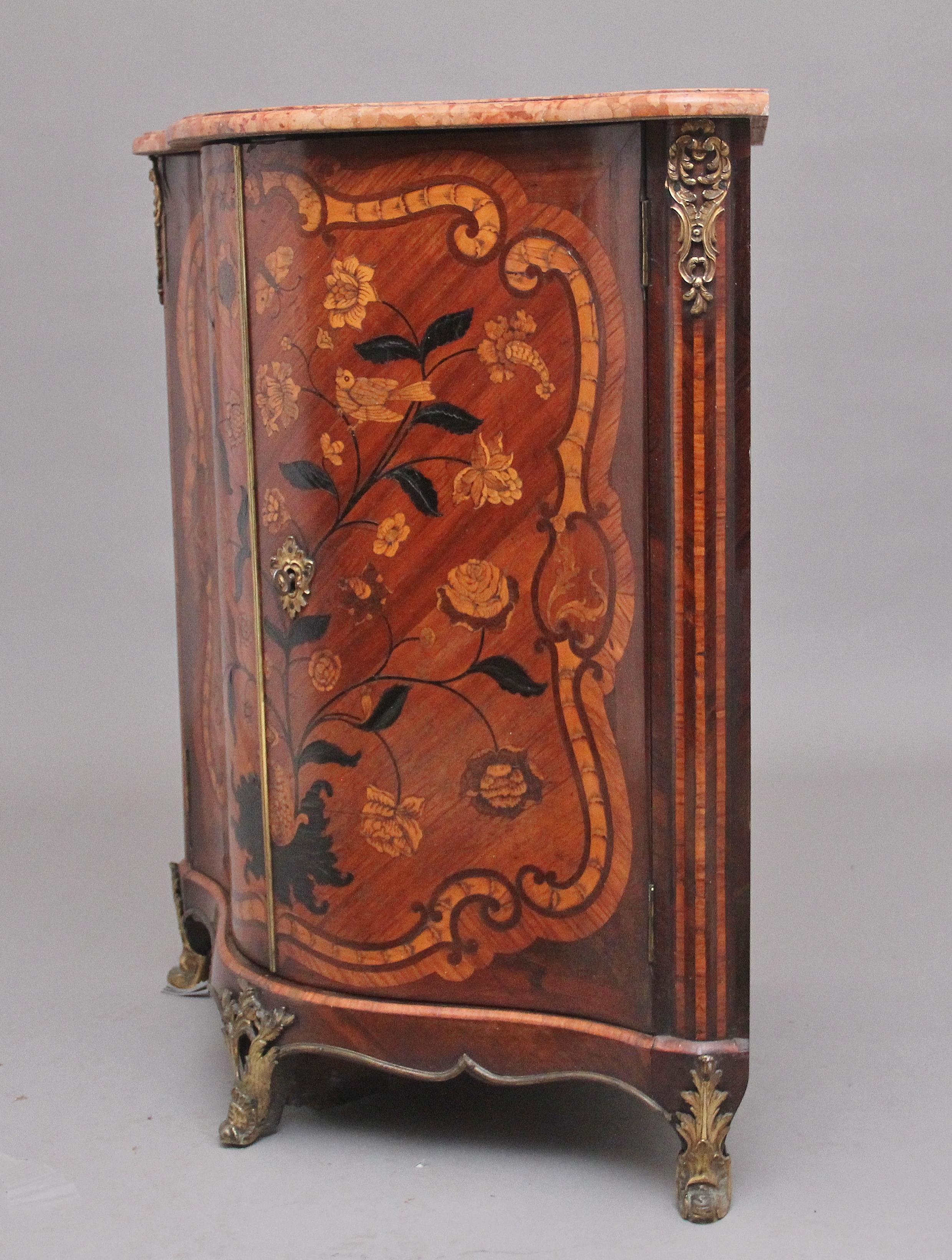 Eckschrank mit Intarsien aus Tulpenholz und Marmorplatte aus dem 18. Jahrhundert im Zustand „Gut“ im Angebot in Martlesham, GB