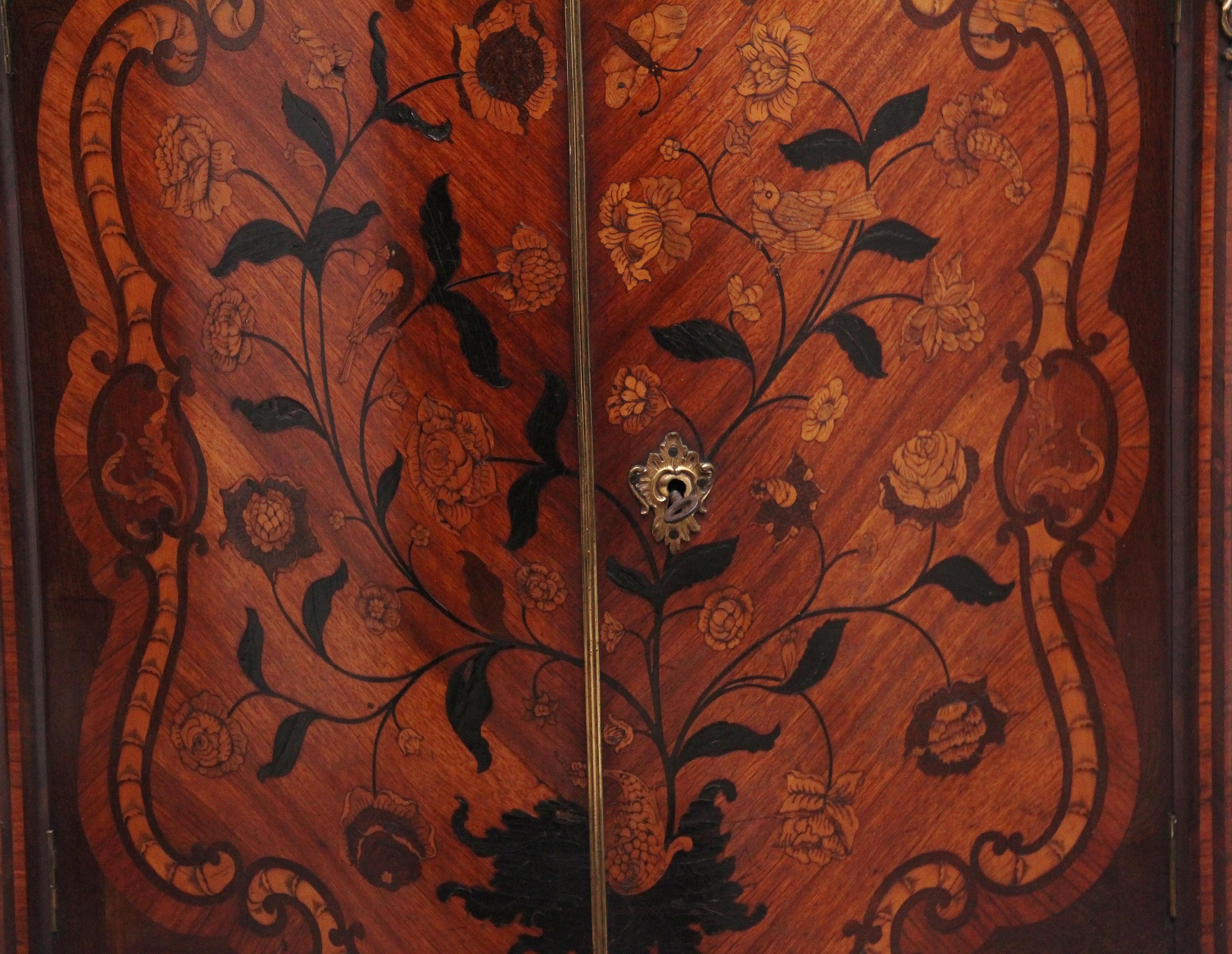 Eckschrank mit Intarsien aus Tulpenholz und Marmorplatte aus dem 18. Jahrhundert im Angebot 2