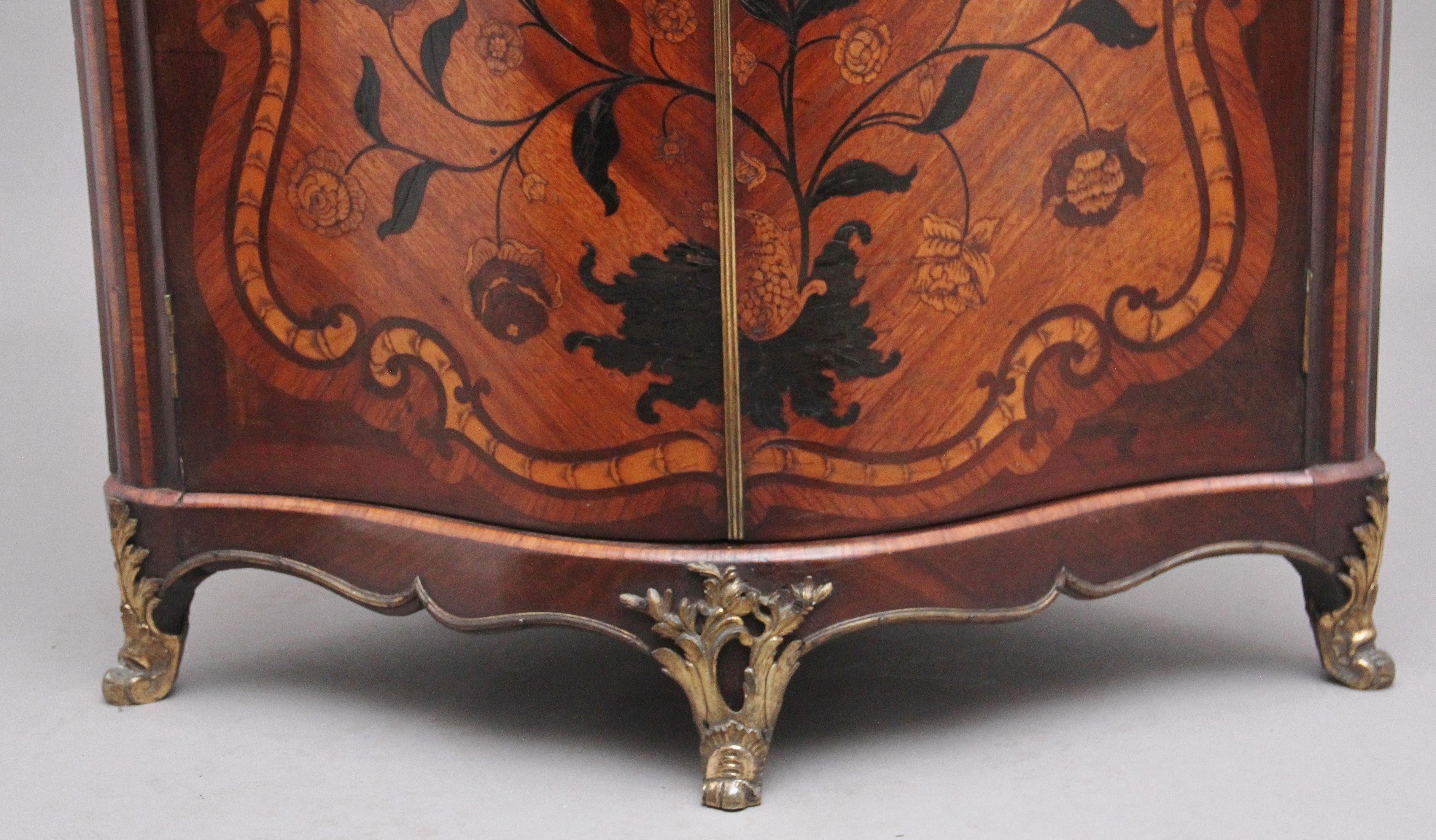 Eckschrank mit Intarsien aus Tulpenholz und Marmorplatte aus dem 18. Jahrhundert im Angebot 3