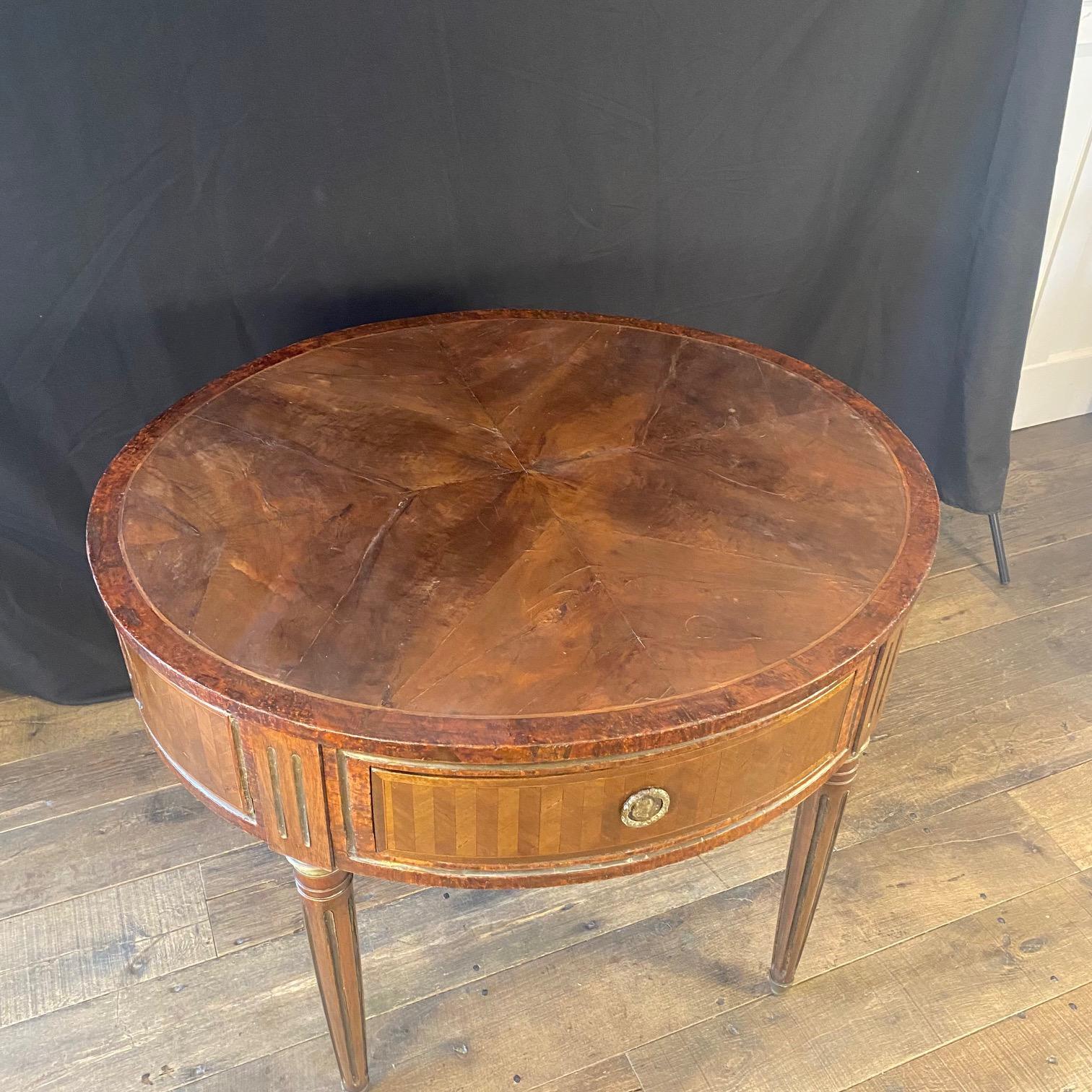 Table d'entrée ou d'appoint en noyer marqueté du XVIIIe siècle, France, Gueridon Bon état - En vente à Hopewell, NJ