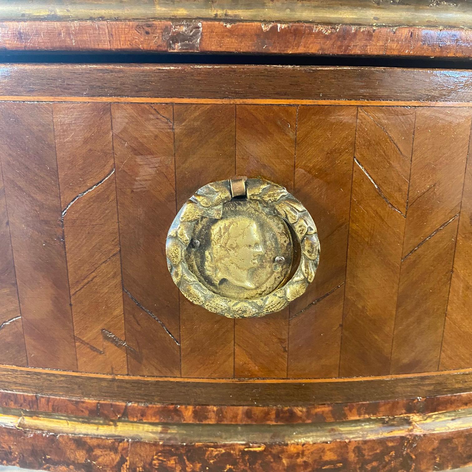 XVIIIe siècle et antérieur Table d'entrée ou d'appoint en noyer marqueté du XVIIIe siècle, France, Gueridon en vente