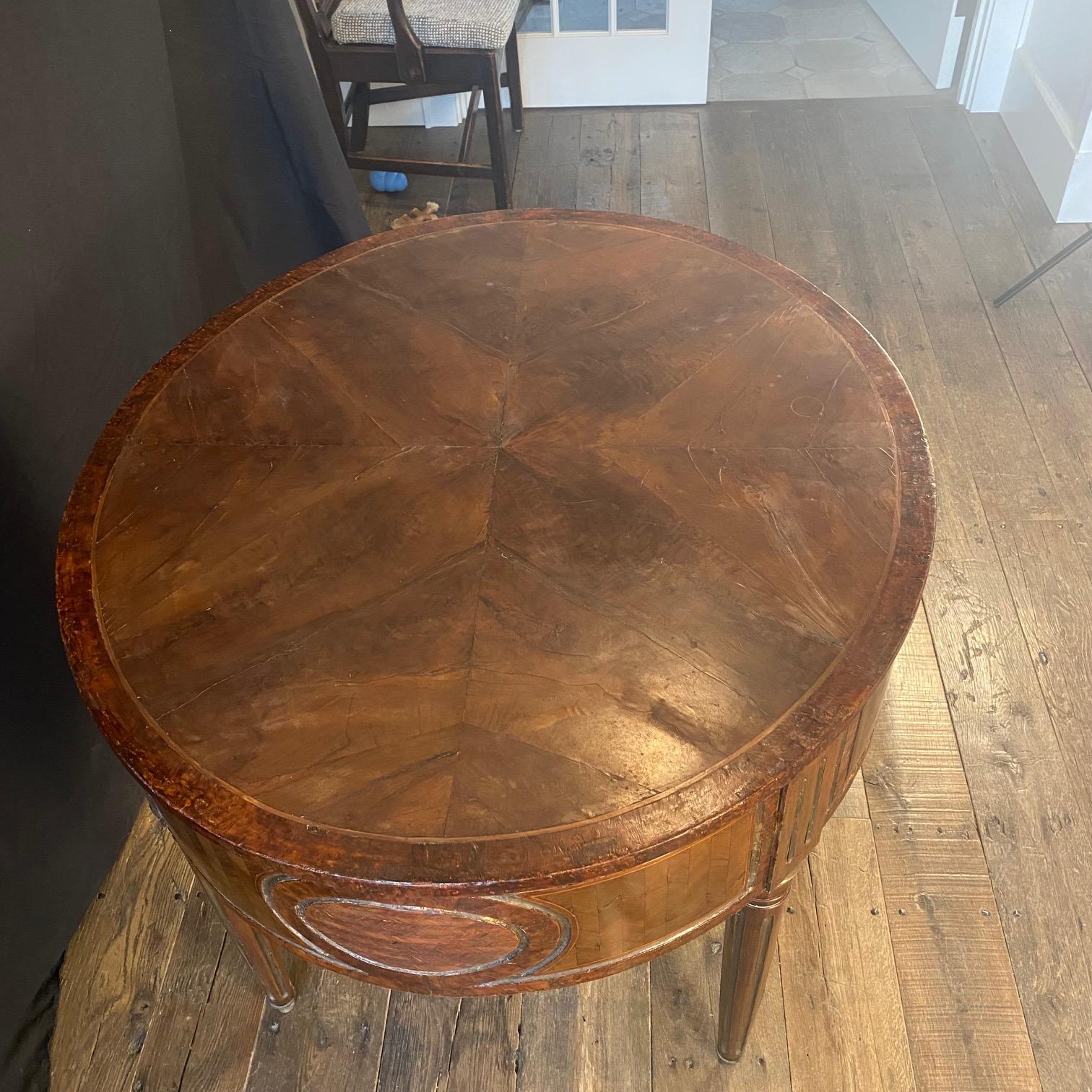 Table d'entrée ou d'appoint en noyer marqueté du XVIIIe siècle, France, Gueridon en vente 2