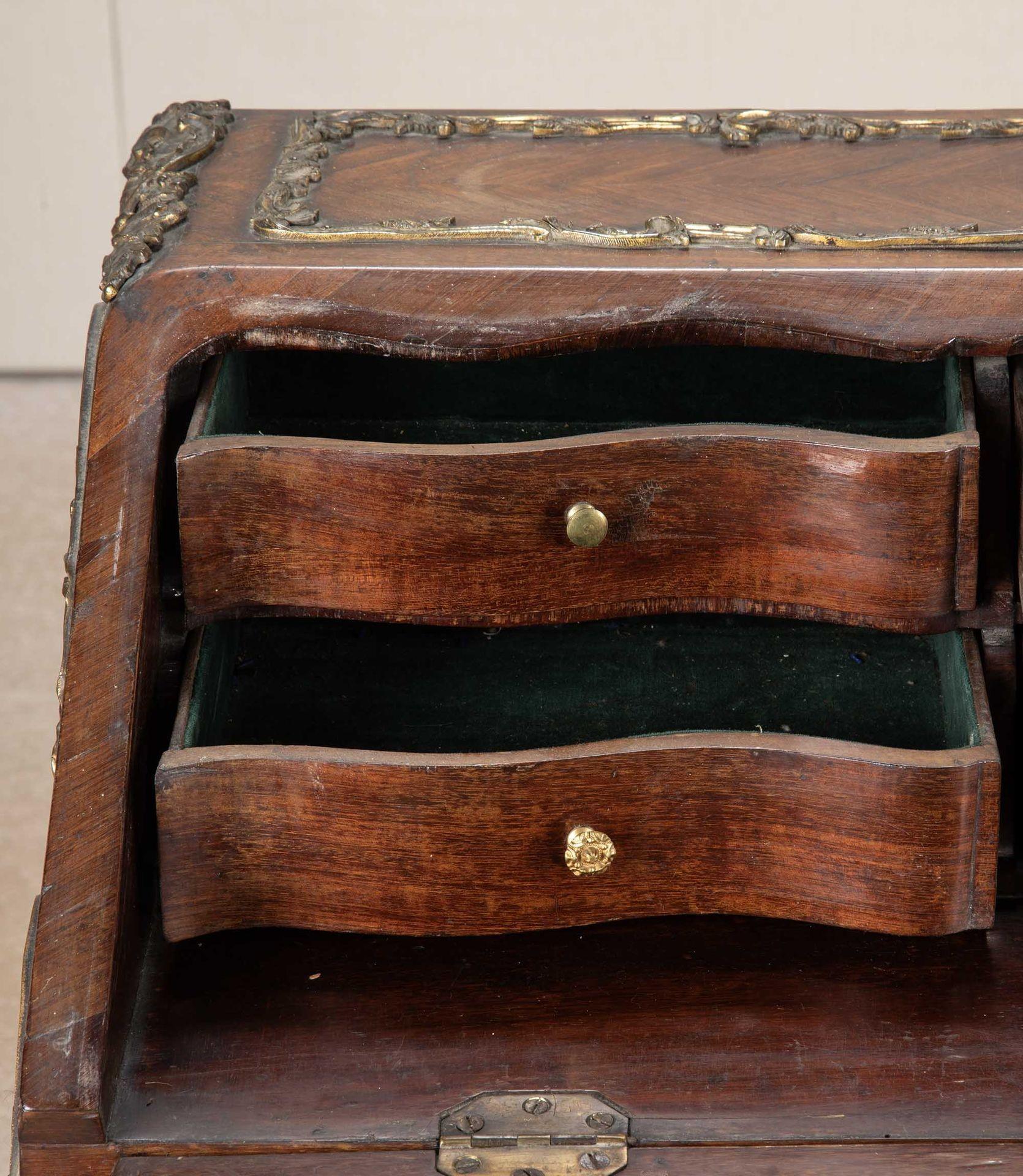 Bureau de Dame francese del 18° secolo in legno di quercia in vendita 2