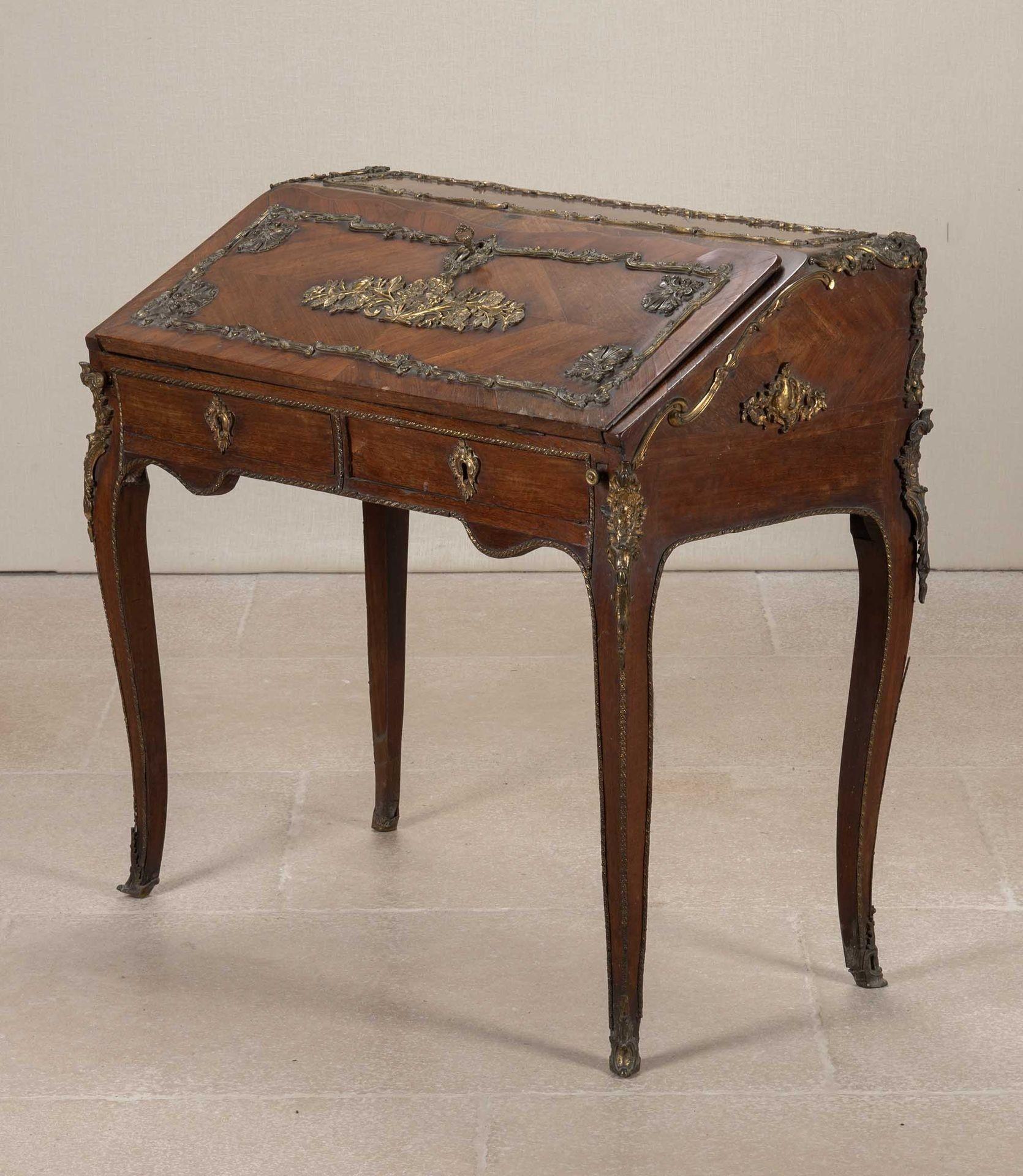 Bureau de dame francese del 18° secolo in legno di re.
Con montature decorative in bronzo dorato.
