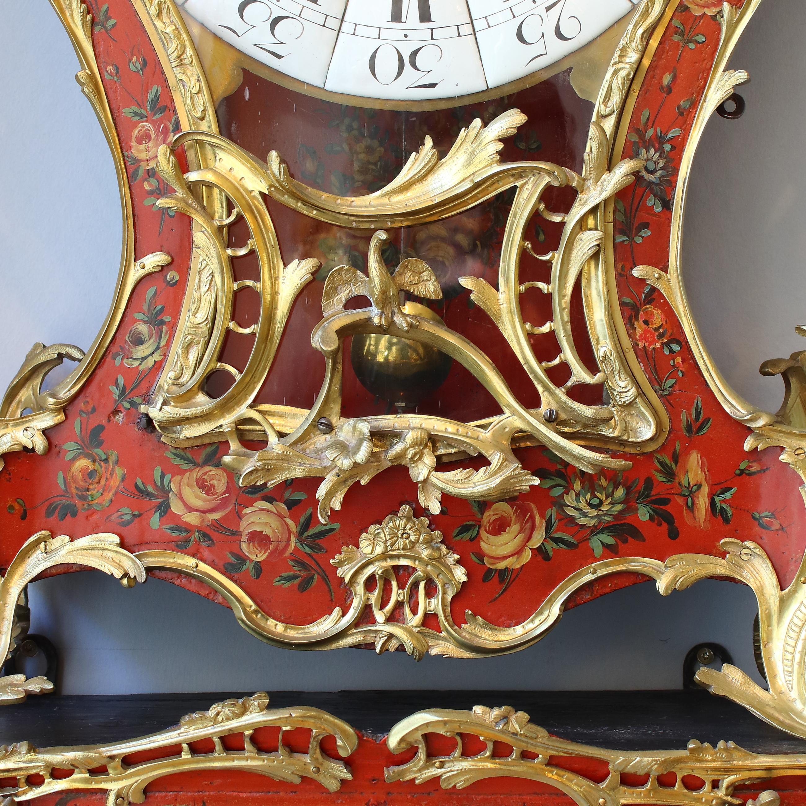 Français Grande horloge et console de cartel en bronze doré du XVIIIe siècle, de style français Vernis Martin en vente