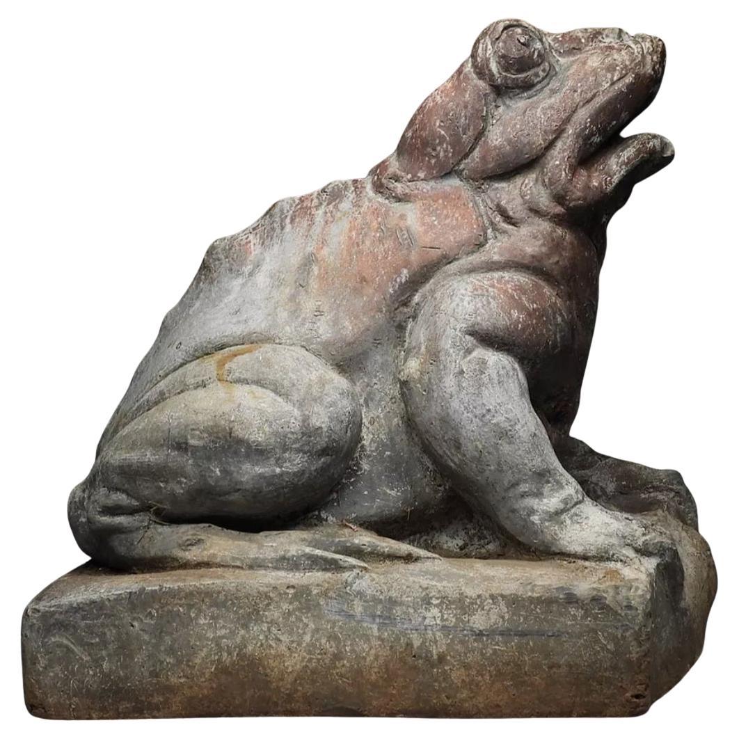Un fantástico y gran sapo o rana de jardín de plomo del siglo XVIII. Muy animado y detallado, este anfibio inclinado hacia un lado, como si te estuviera escuchando, es impresionante. En algún momento del siglo XX se colocó en la parte inferior un