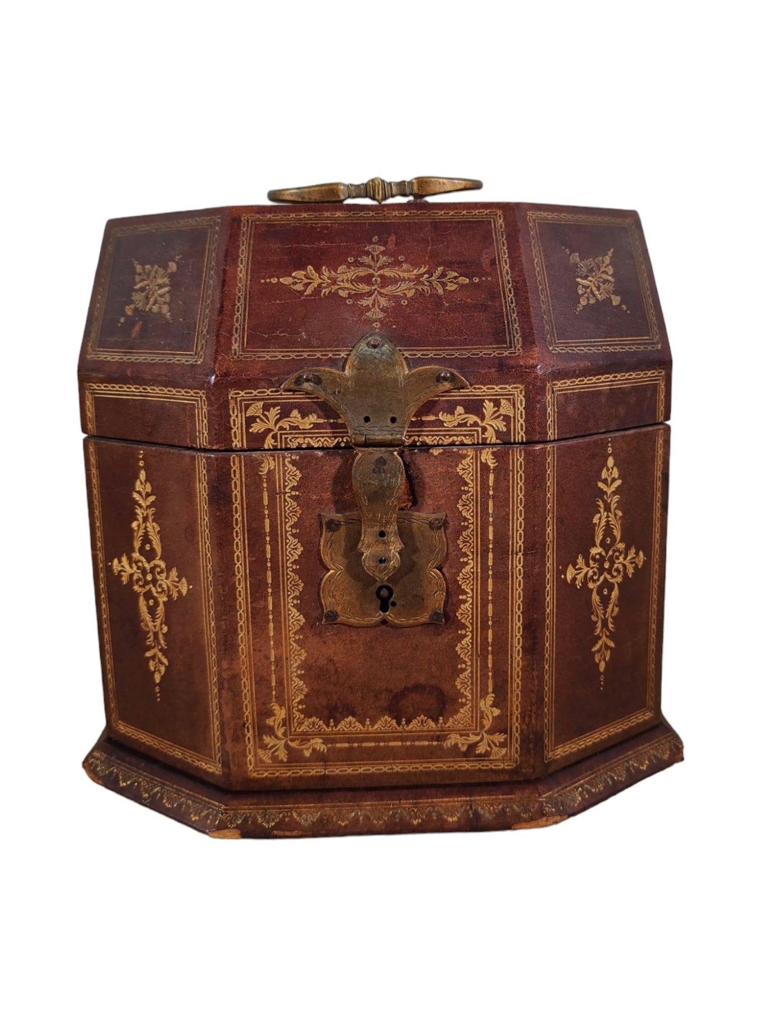 Type: Leather Box
Origin: France
Era: 18th Century
Material: Embossed and Engraved Leather with Gilded Trims
Dimensions: 20 x 12 x 8 cm
Features and Details:
This elegant 18th-century leather box is a magnificent example of French craftsmanship from