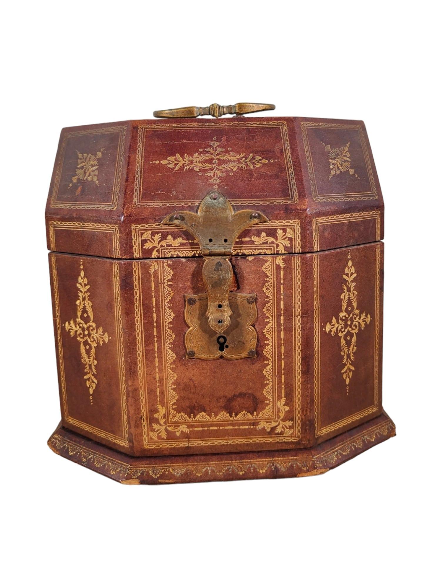 18th Century French Leather Box In Good Condition For Sale In Madrid, ES