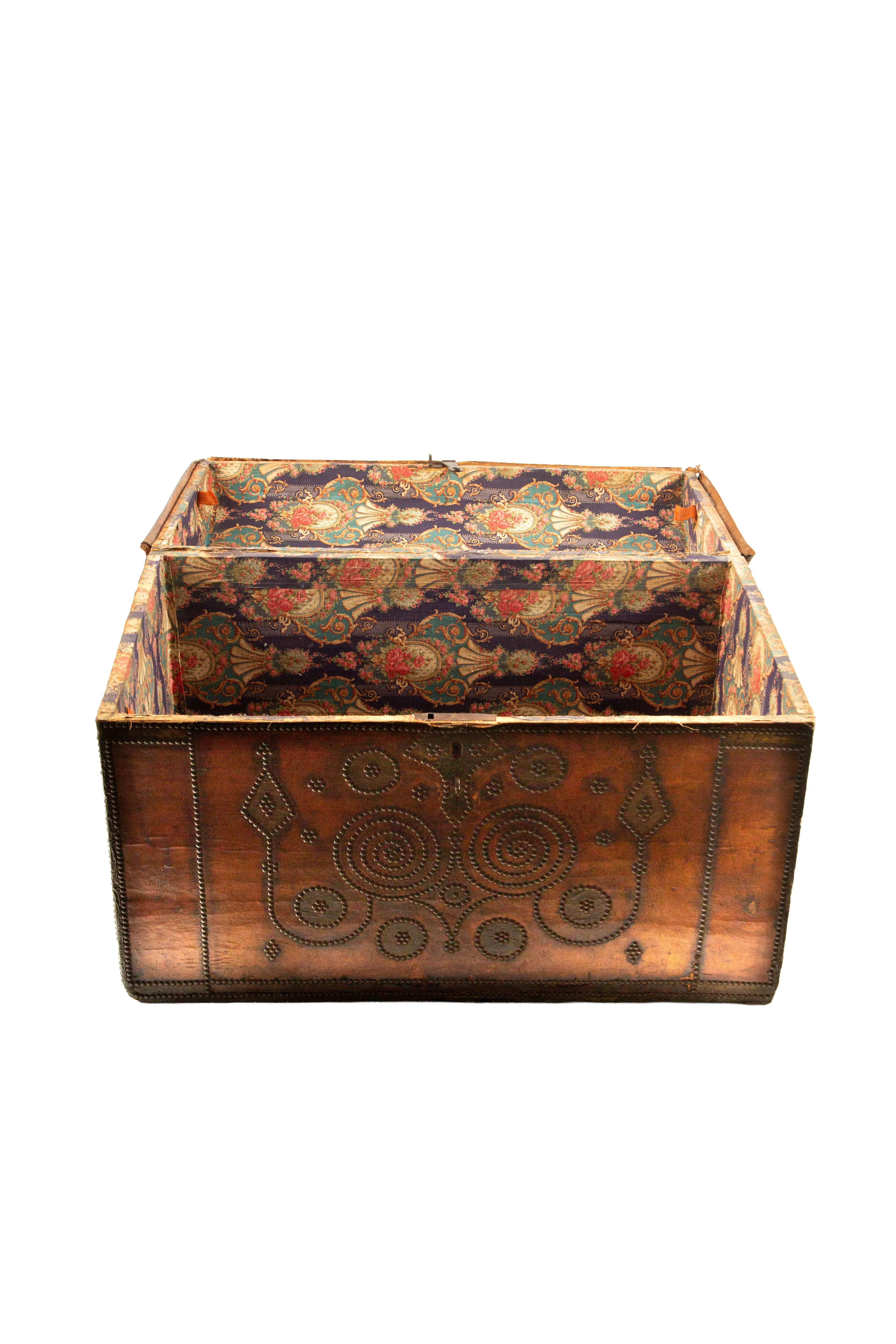 Coffre en cuir français du XVIIIe siècle avec décoration cloutée Excellent état - En vente à New York, NY