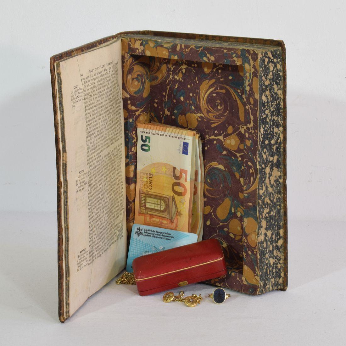 18th Century French Leather Keepsake, Secret Hiding Book 'Box' In Good Condition In Buisson, FR