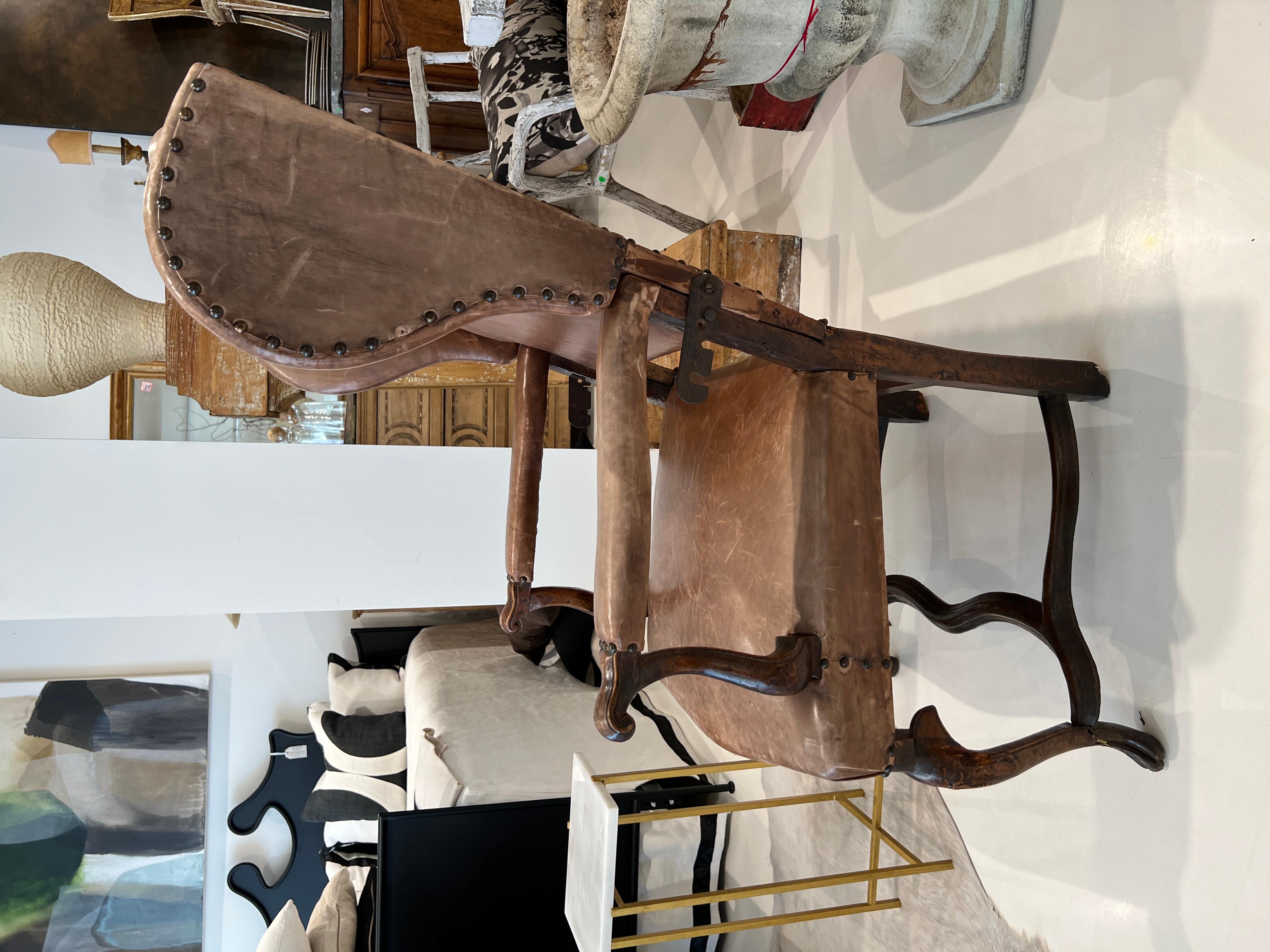 Französischer Leder-Liegestuhl aus dem 18. im Zustand „Starke Gebrauchsspuren“ im Angebot in New Orleans, LA