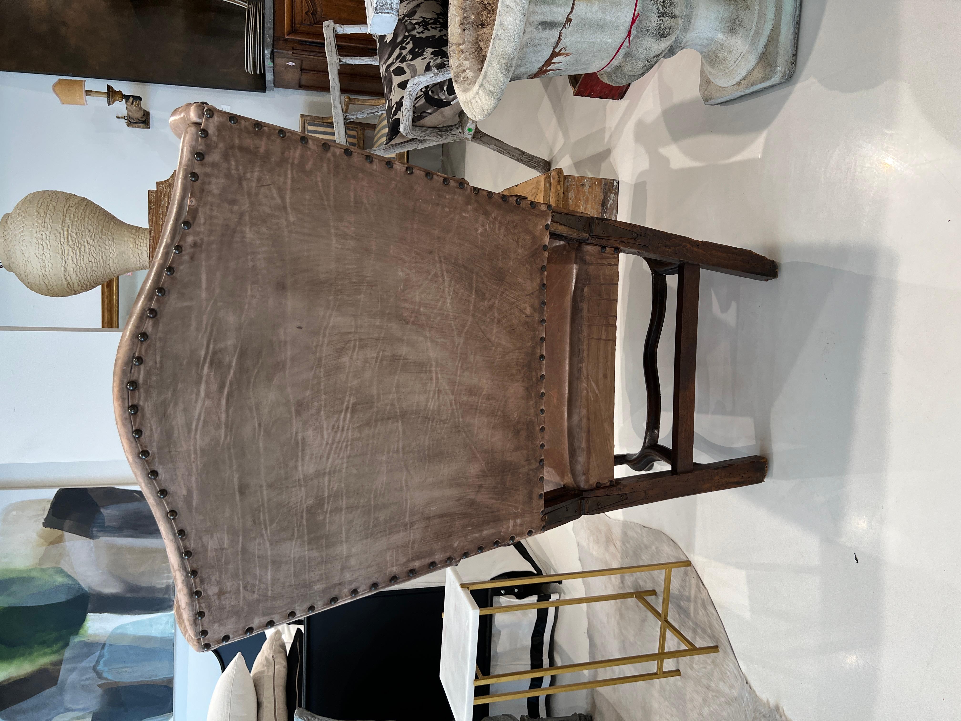Französischer Leder-Liegestuhl aus dem 18. (18. Jahrhundert und früher) im Angebot