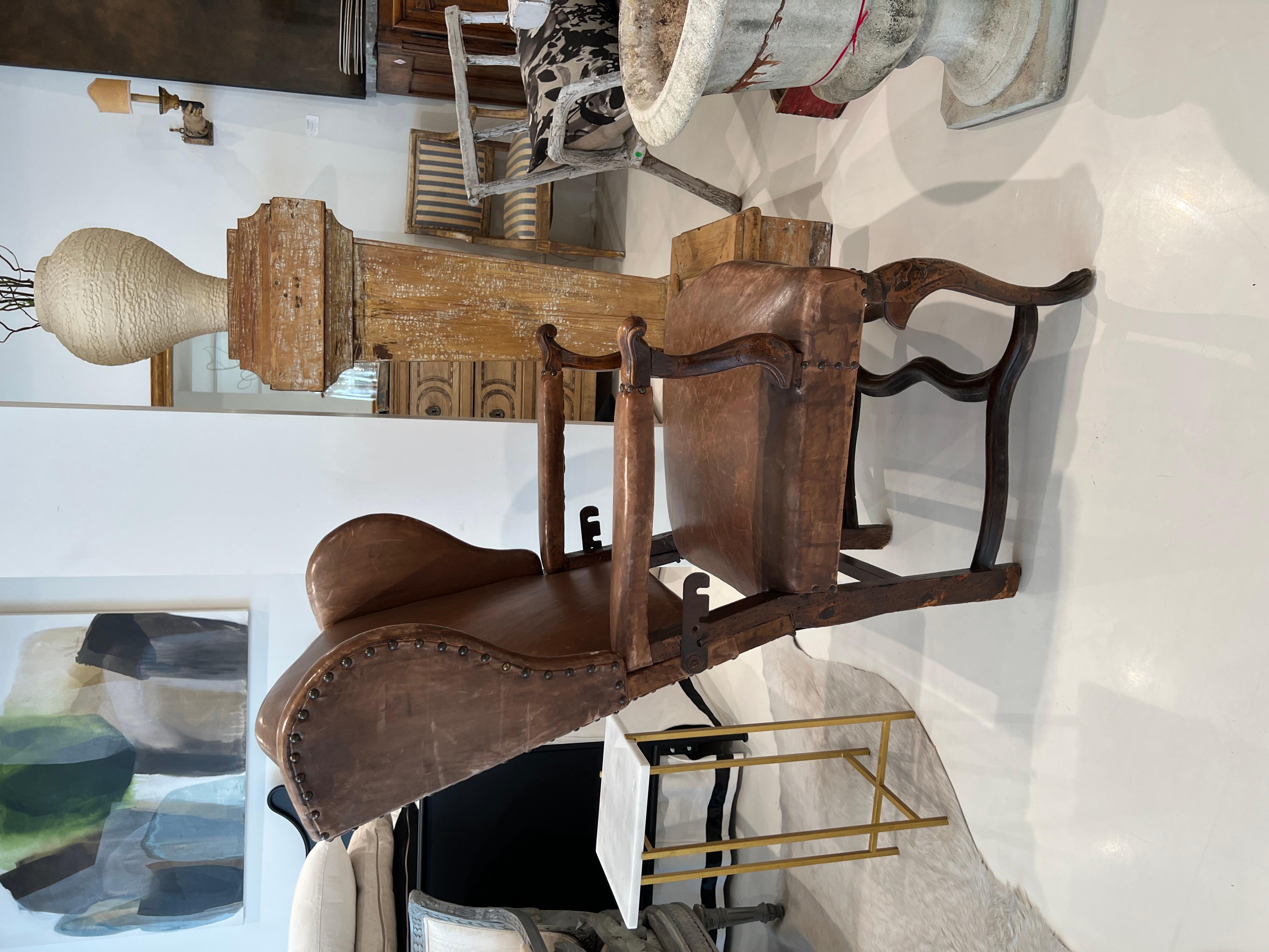 XVIIIe siècle et antérieur Chaise longue en cuir français du XVIIIe siècle en vente