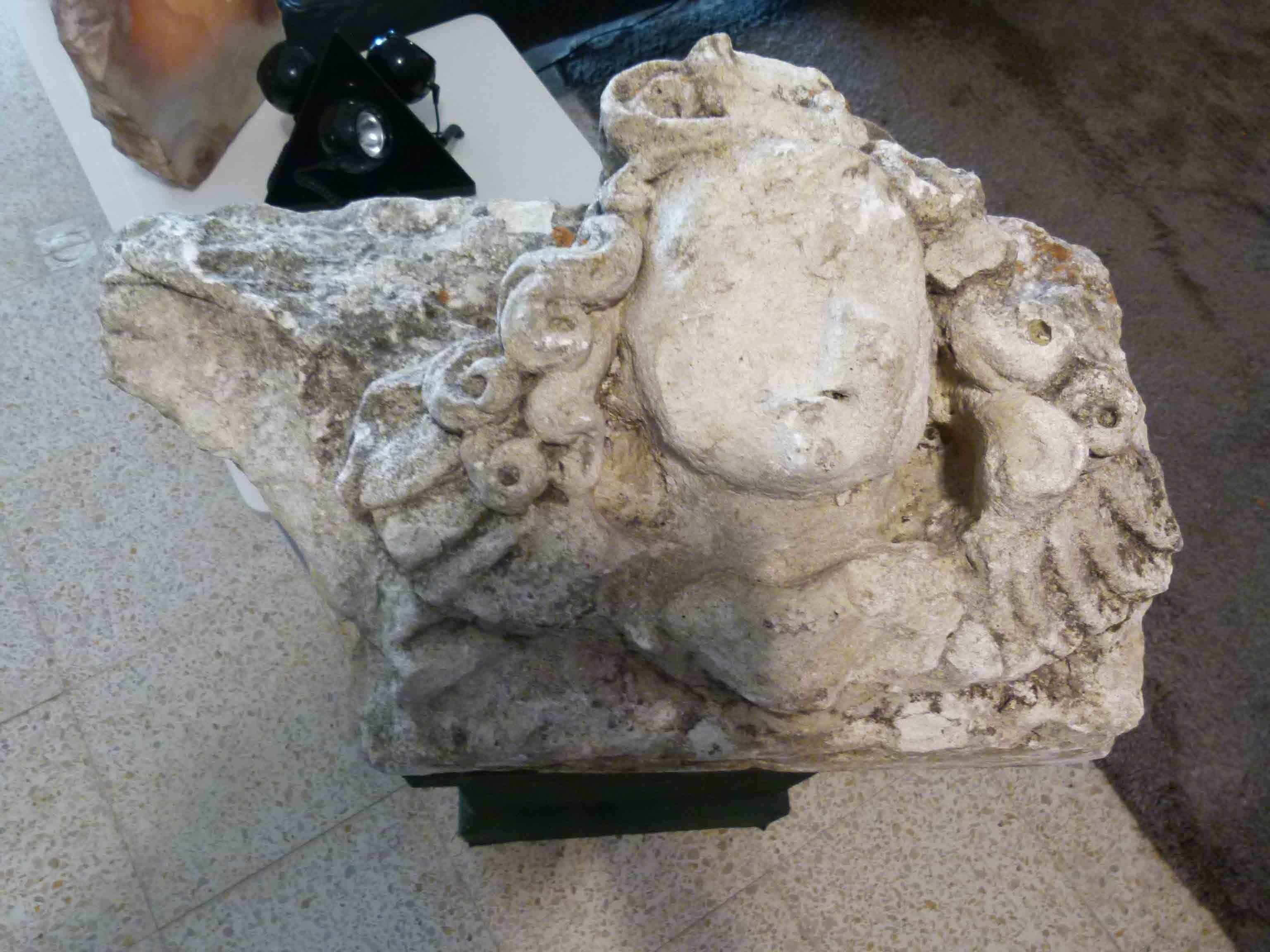 18th century French limestone capital representing the head of a woman. Remains of the physiognomy such as mouth and eyes are still appreciated.

   