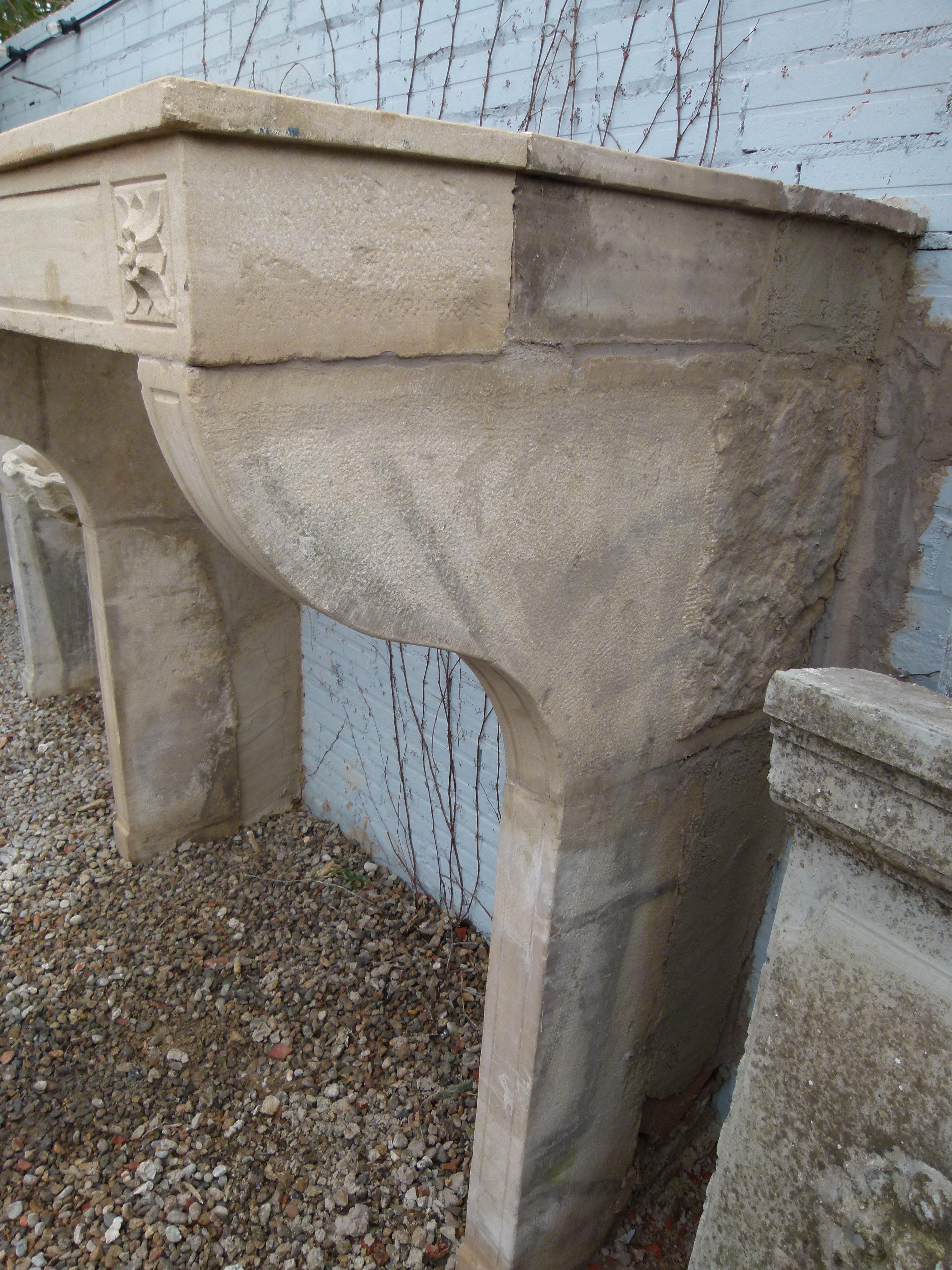 White French Limestone Fireplace Mantel In Good Condition For Sale In Vulpellac, Girona