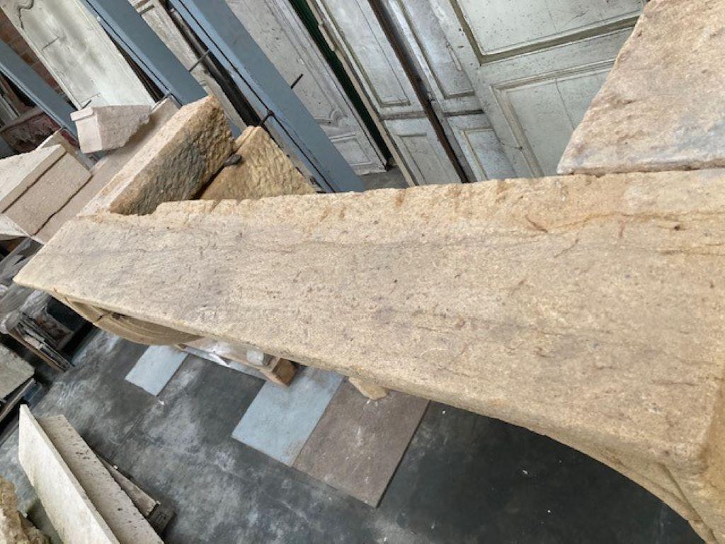 Französischer Kalkstein-Kaminmantel aus dem 18. im Zustand „Gut“ im Angebot in Zedelgem, BE