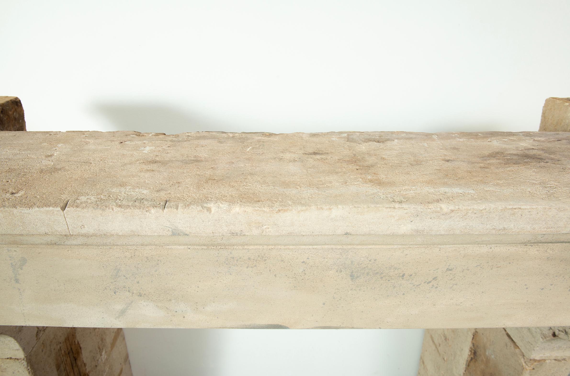 Repisa de chimenea francesa de piedra caliza del siglo XVIII - Gran Escala con Patin Intemporal en venta 3