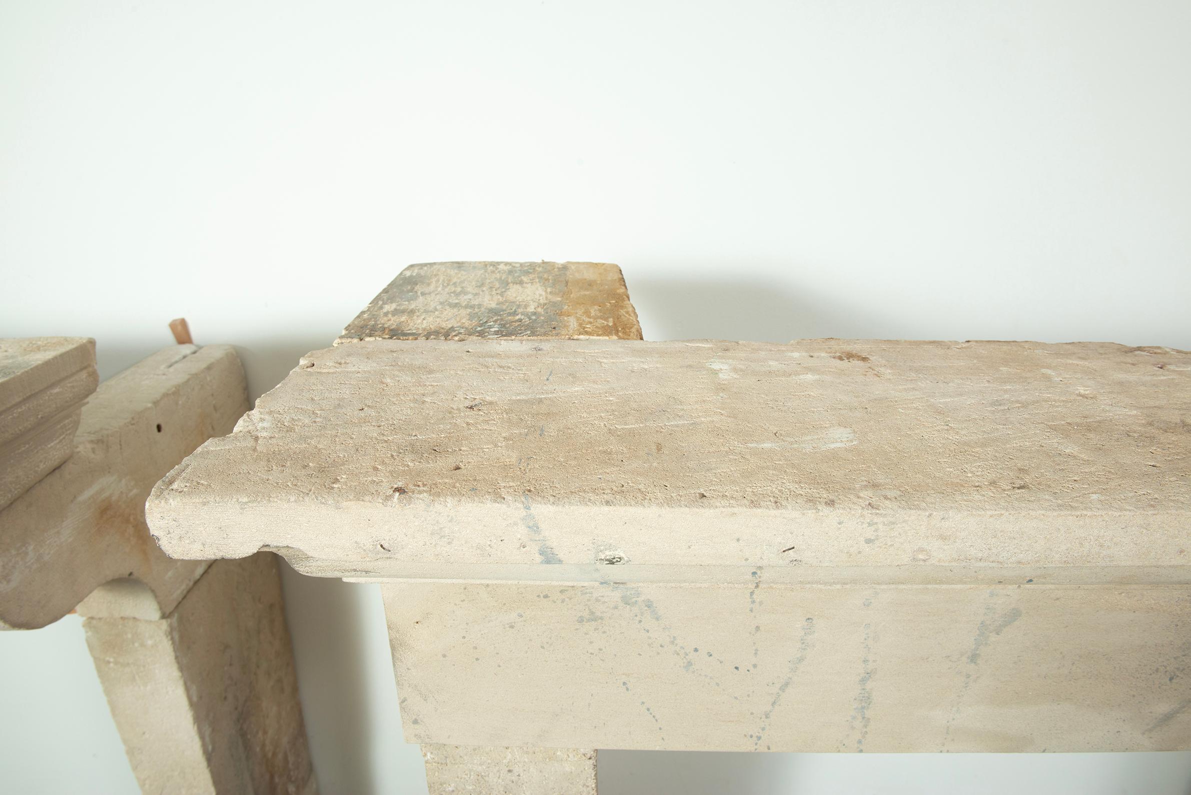Repisa de chimenea francesa de piedra caliza del siglo XVIII - Gran Escala con Patin Intemporal en venta 4