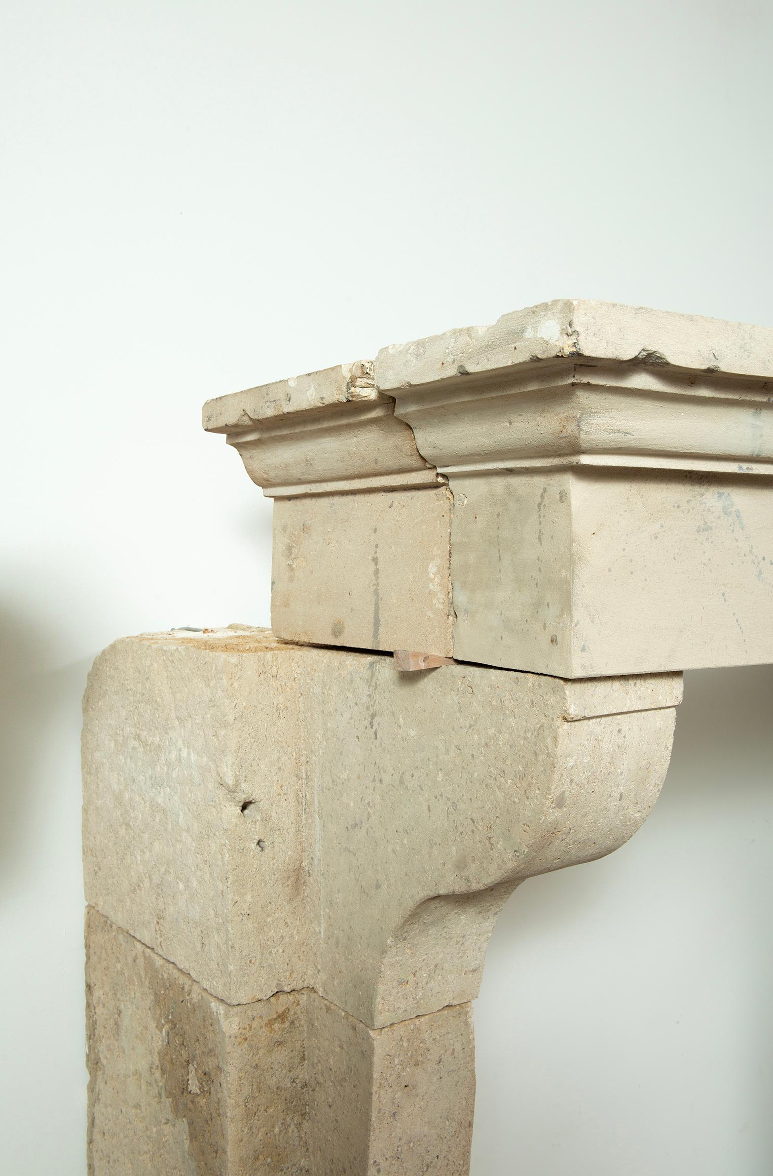 Repisa de chimenea francesa de piedra caliza del siglo XVIII - Gran Escala con Patin Intemporal en venta 5