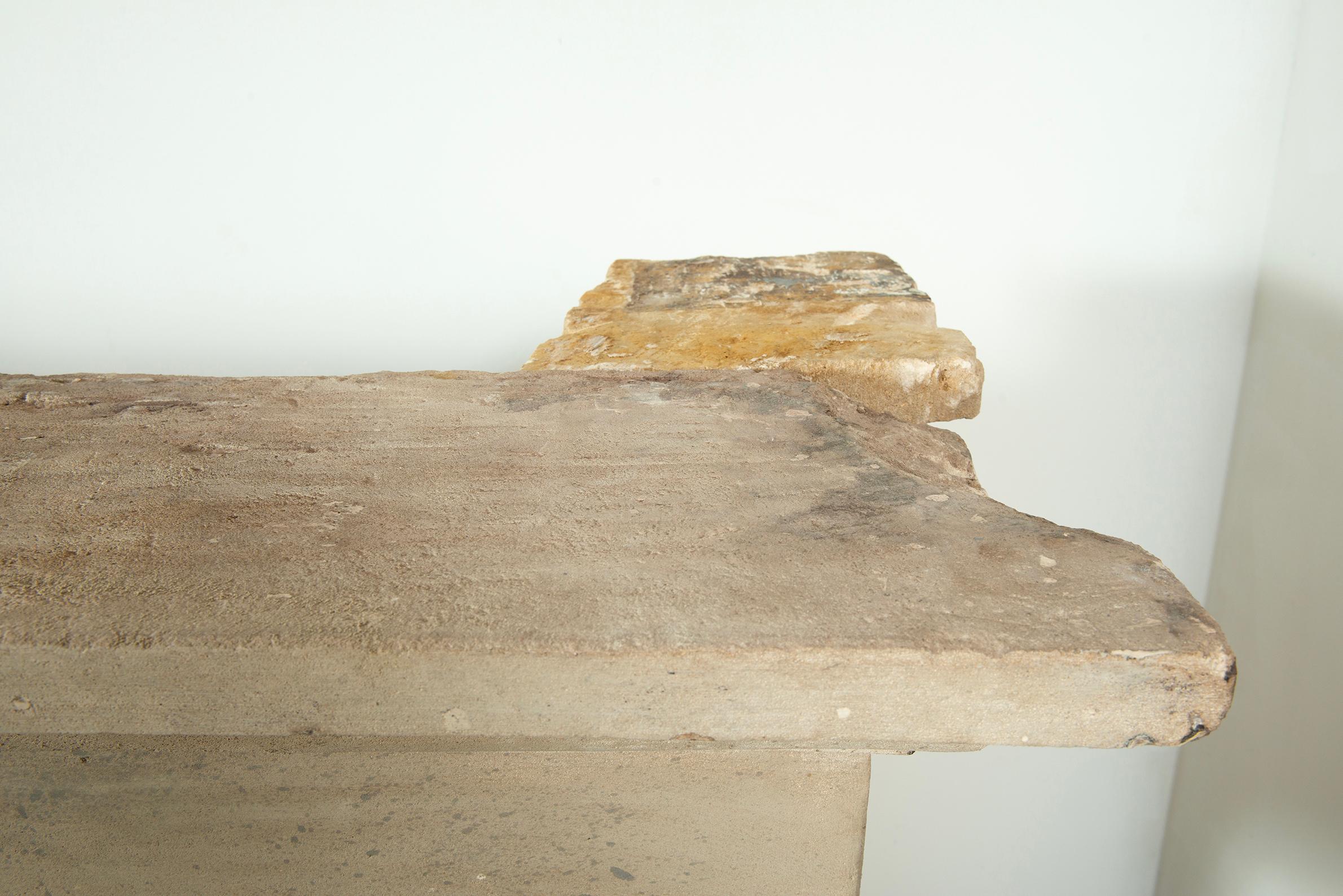 Repisa de chimenea francesa de piedra caliza del siglo XVIII - Gran Escala con Patin Intemporal en venta 6