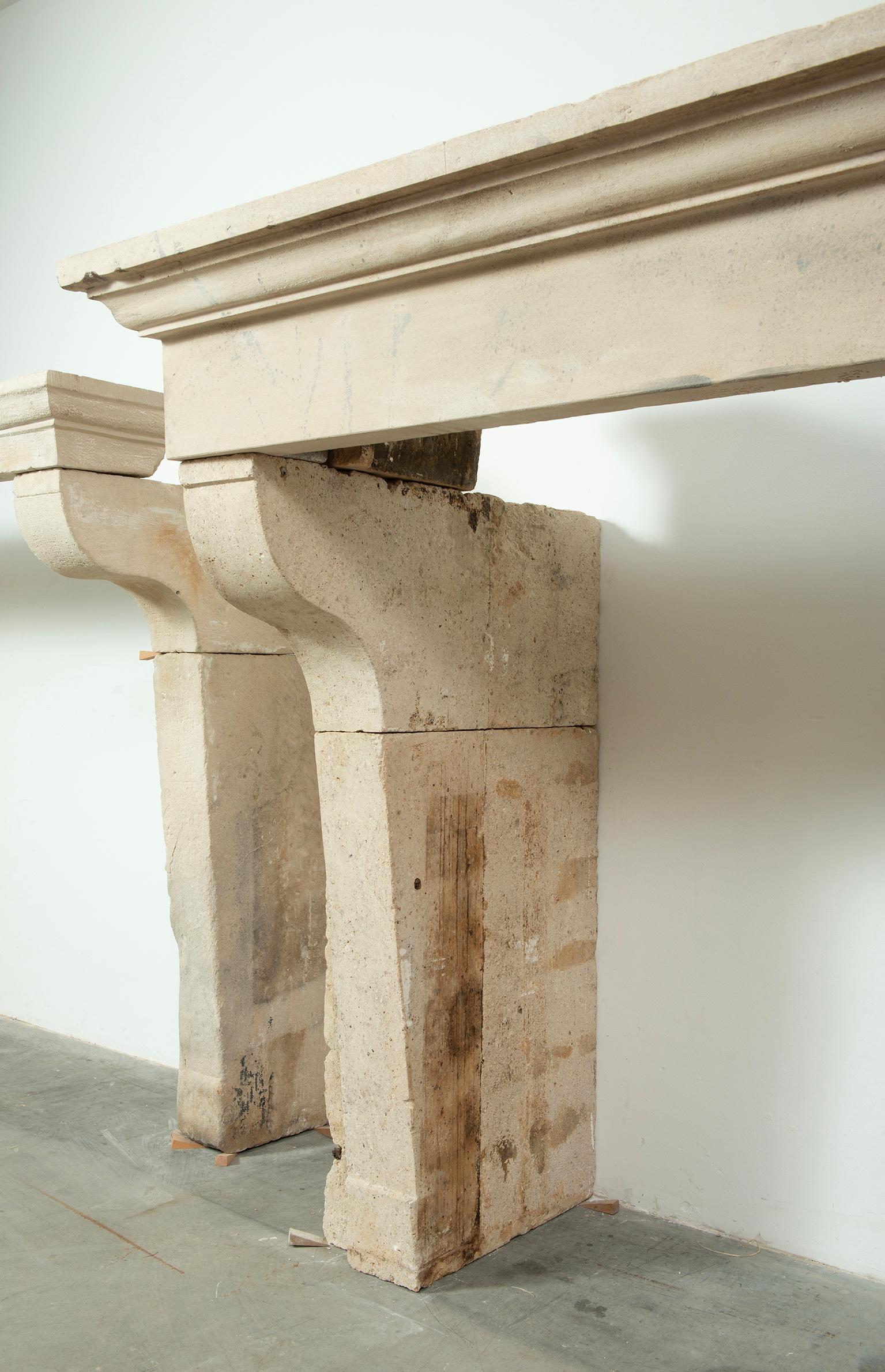 Repisa de chimenea francesa de piedra caliza del siglo XVIII - Gran Escala con Patin Intemporal en venta 7