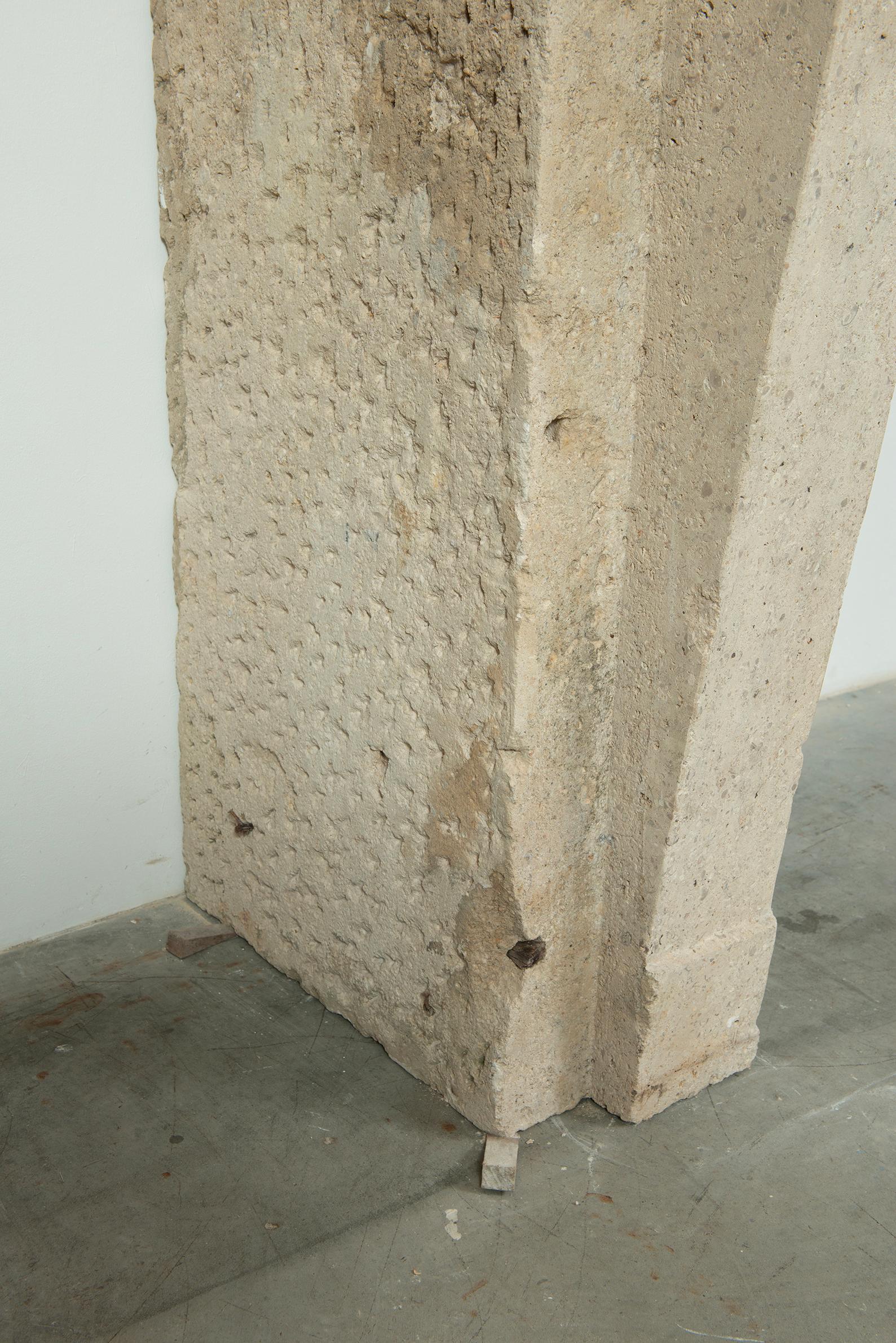 Repisa de chimenea francesa de piedra caliza del siglo XVIII - Gran Escala con Patin Intemporal en venta 8