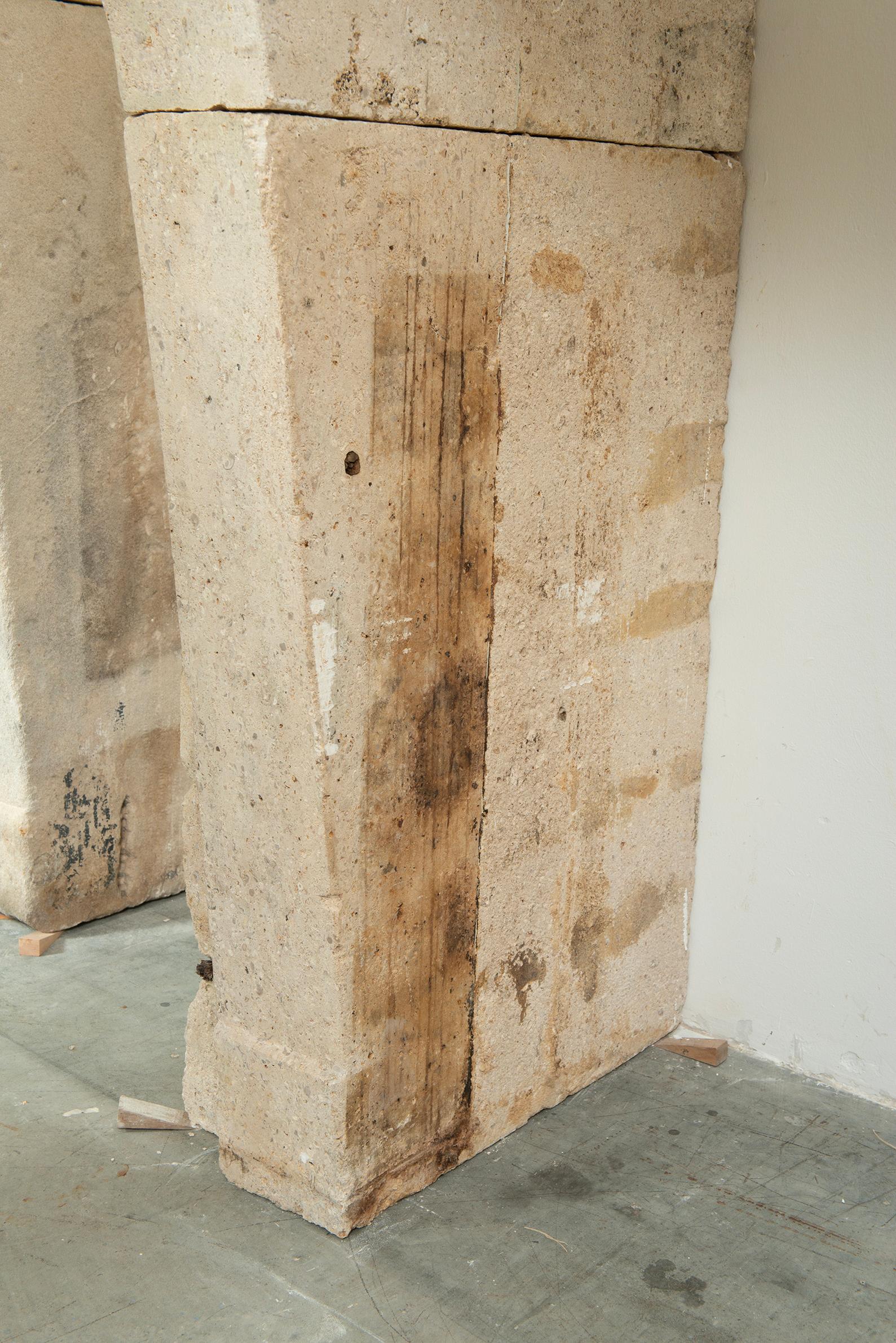 Repisa de chimenea francesa de piedra caliza del siglo XVIII - Gran Escala con Patin Intemporal en venta 9