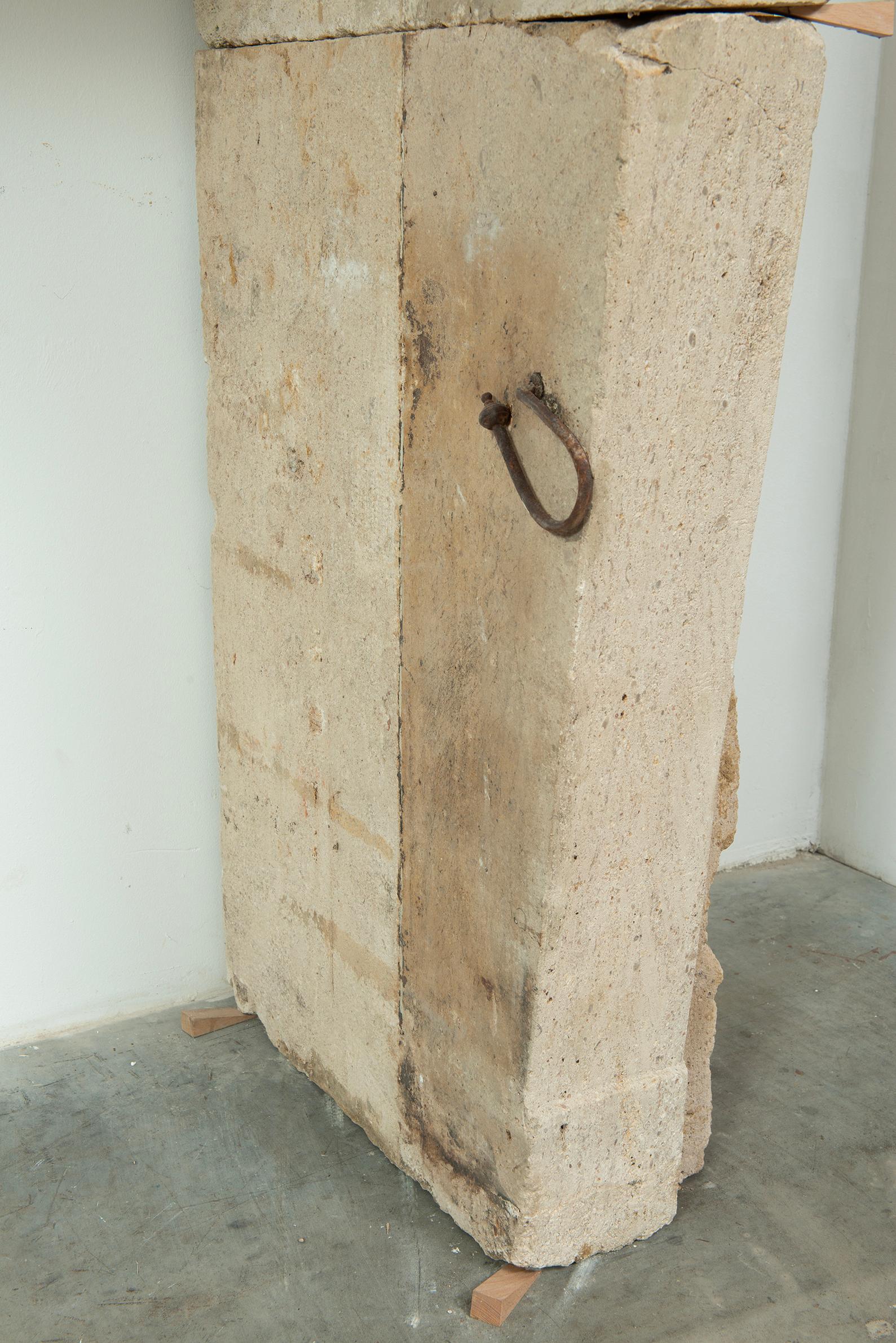 Repisa de chimenea francesa de piedra caliza del siglo XVIII - Gran Escala con Patin Intemporal en venta 10