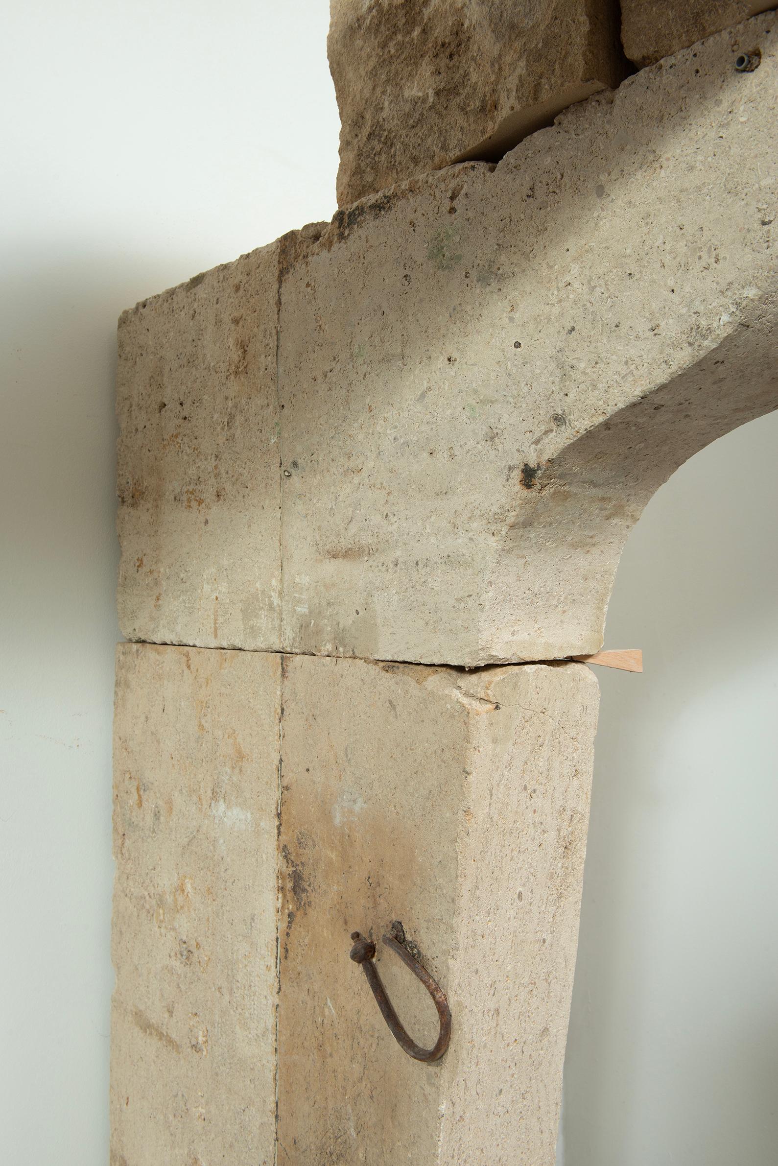 Repisa de chimenea francesa de piedra caliza del siglo XVIII - Gran Escala con Patin Intemporal en venta 11