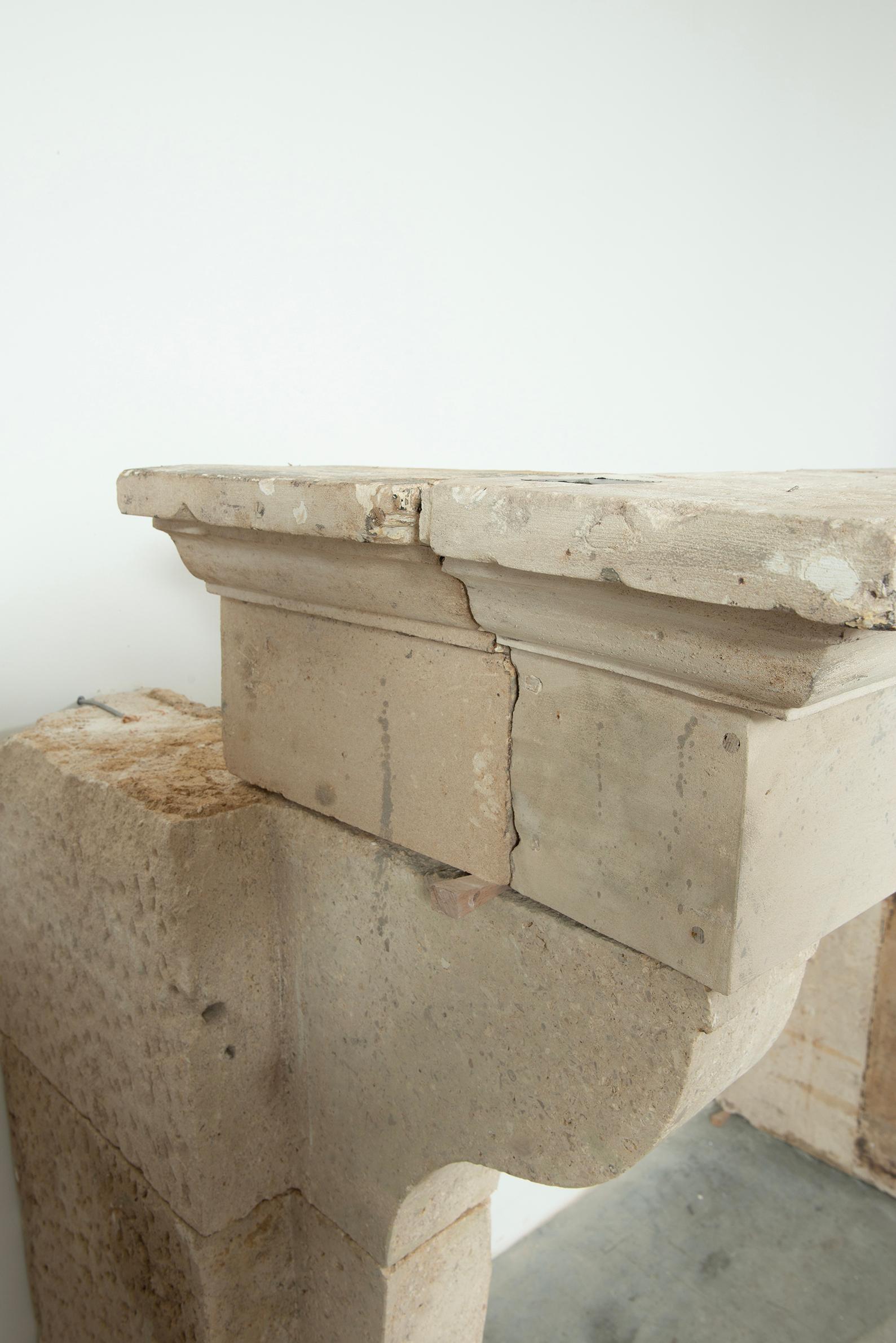 Repisa de chimenea francesa de piedra caliza del siglo XVIII - Gran Escala con Patin Intemporal en venta 12