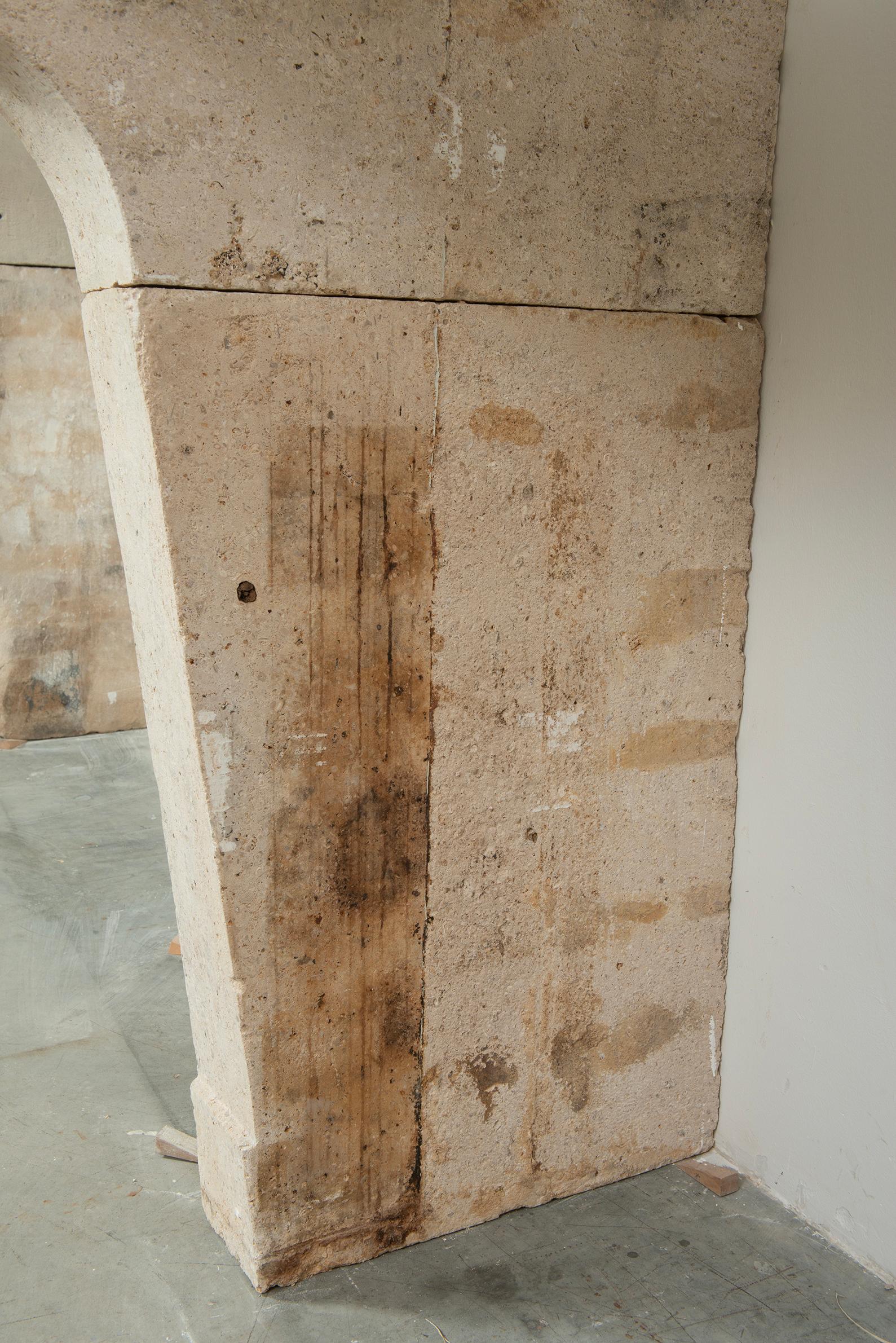 Repisa de chimenea francesa de piedra caliza del siglo XVIII - Gran Escala con Patin Intemporal en venta 13