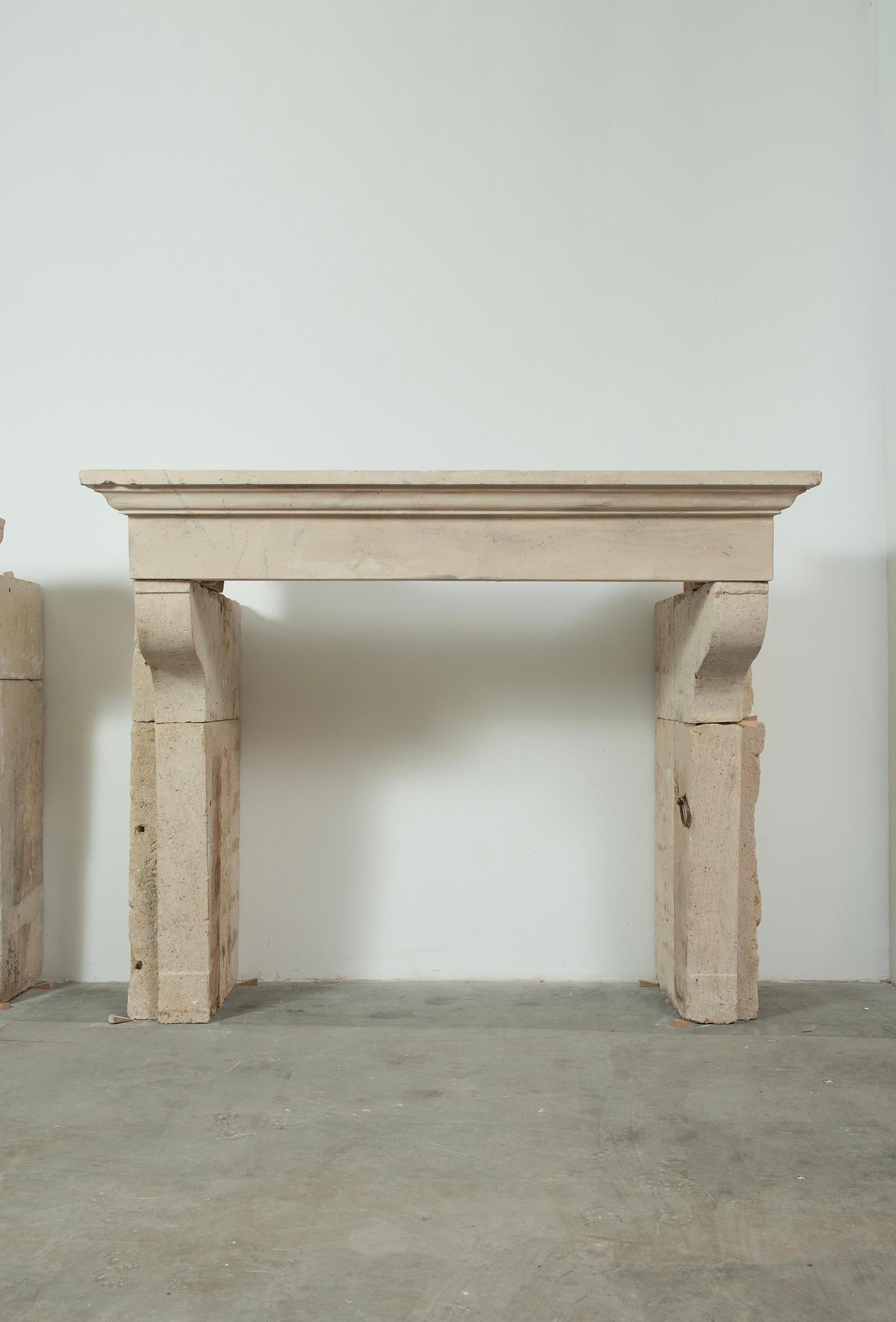 Repisa de chimenea francesa de piedra caliza del siglo XVIII - Gran Escala con Patin Intemporal Luis XIII en venta