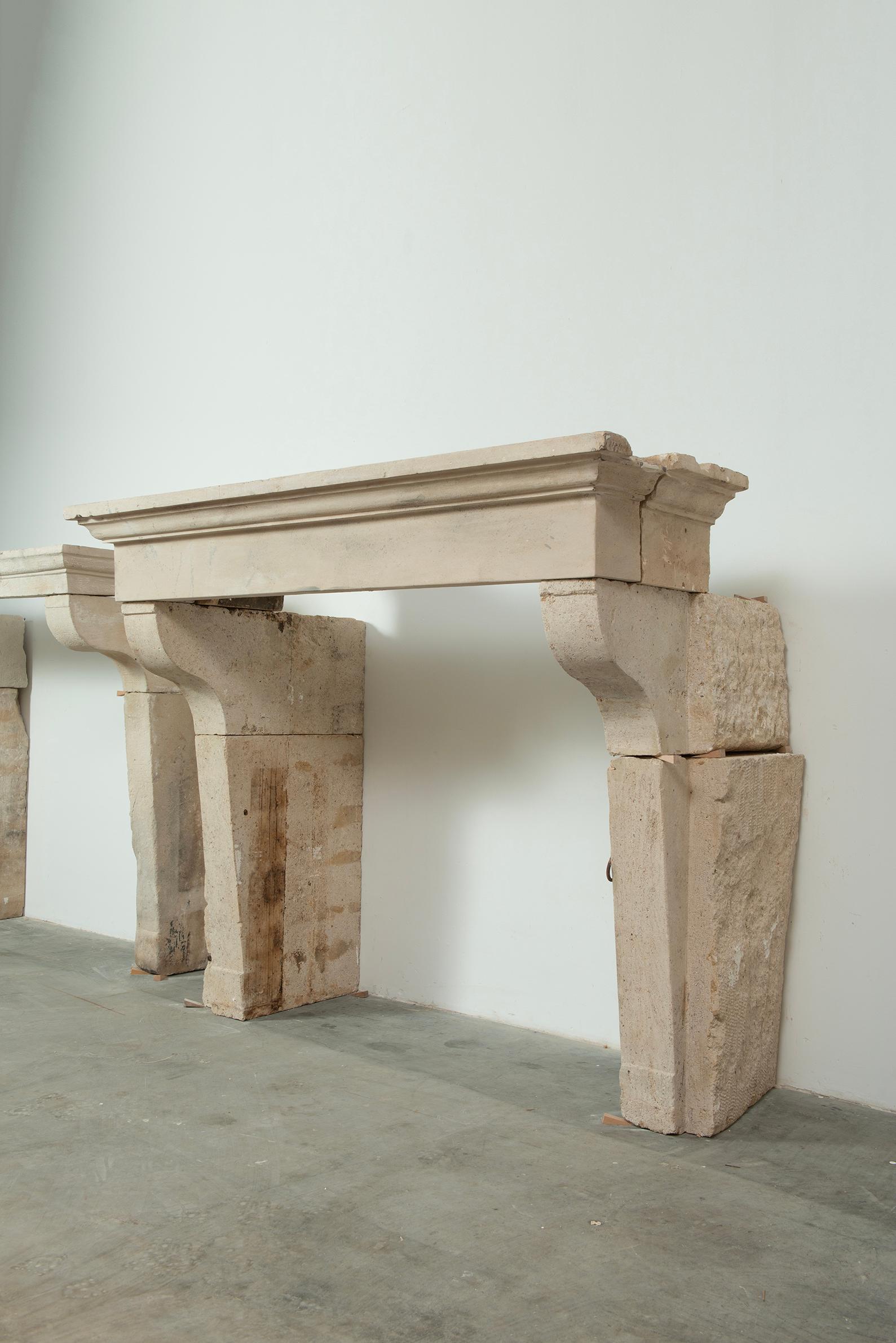 Repisa de chimenea francesa de piedra caliza del siglo XVIII - Gran Escala con Patin Intemporal Francés en venta