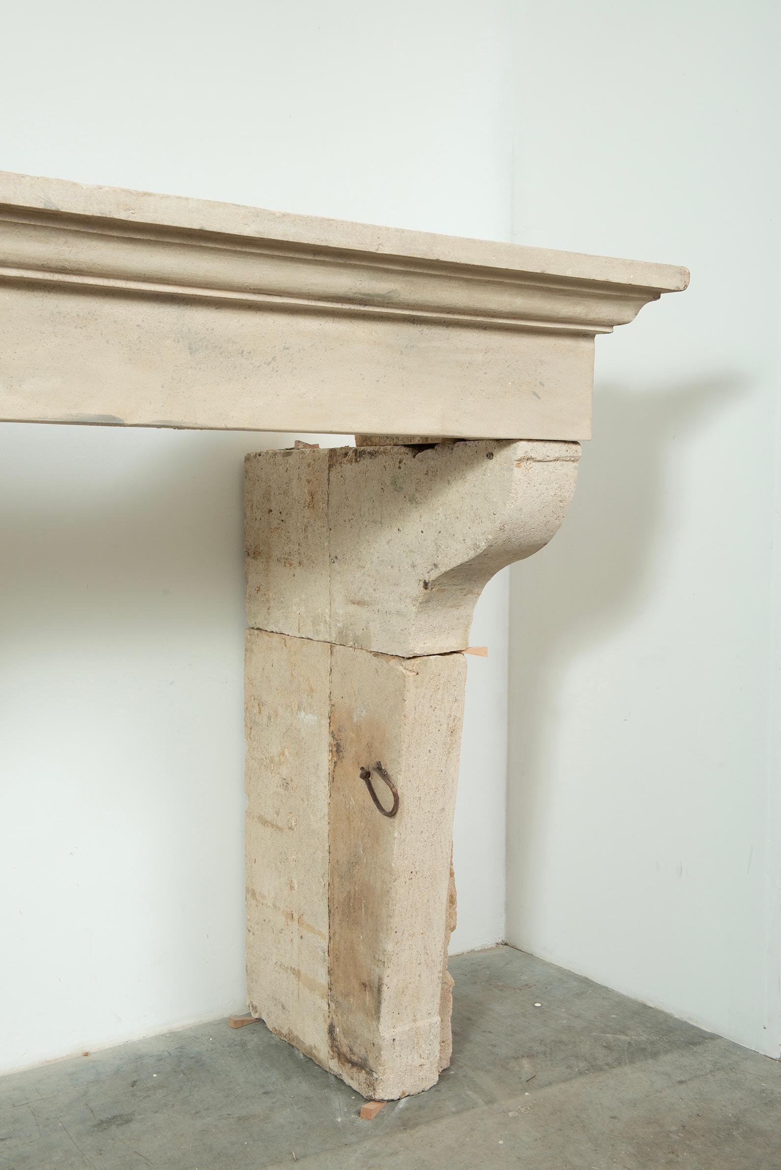 Repisa de chimenea francesa de piedra caliza del siglo XVIII - Gran Escala con Patin Intemporal siglo XVIII y antes en venta