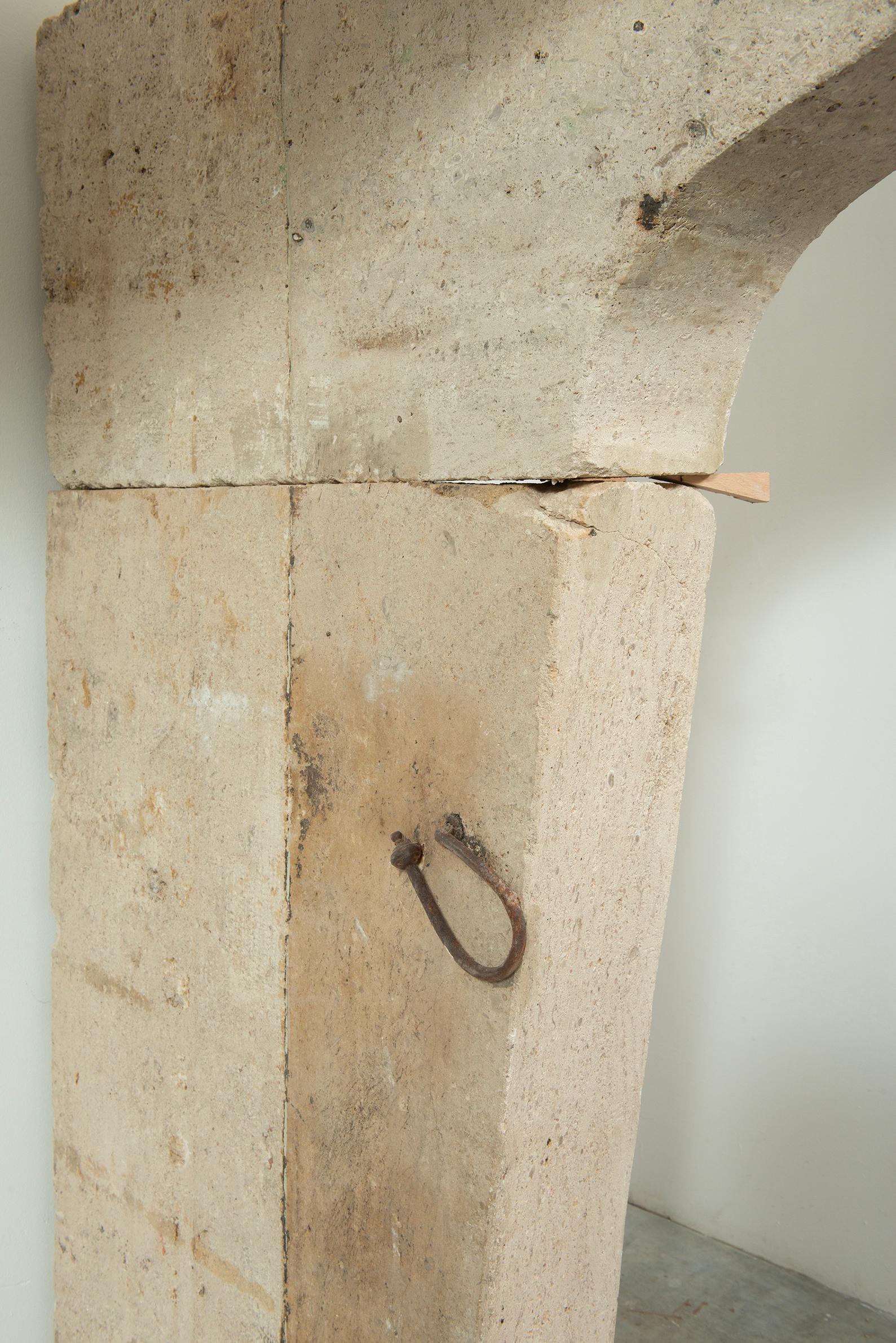 Repisa de chimenea francesa de piedra caliza del siglo XVIII - Gran Escala con Patin Intemporal Piedra en venta
