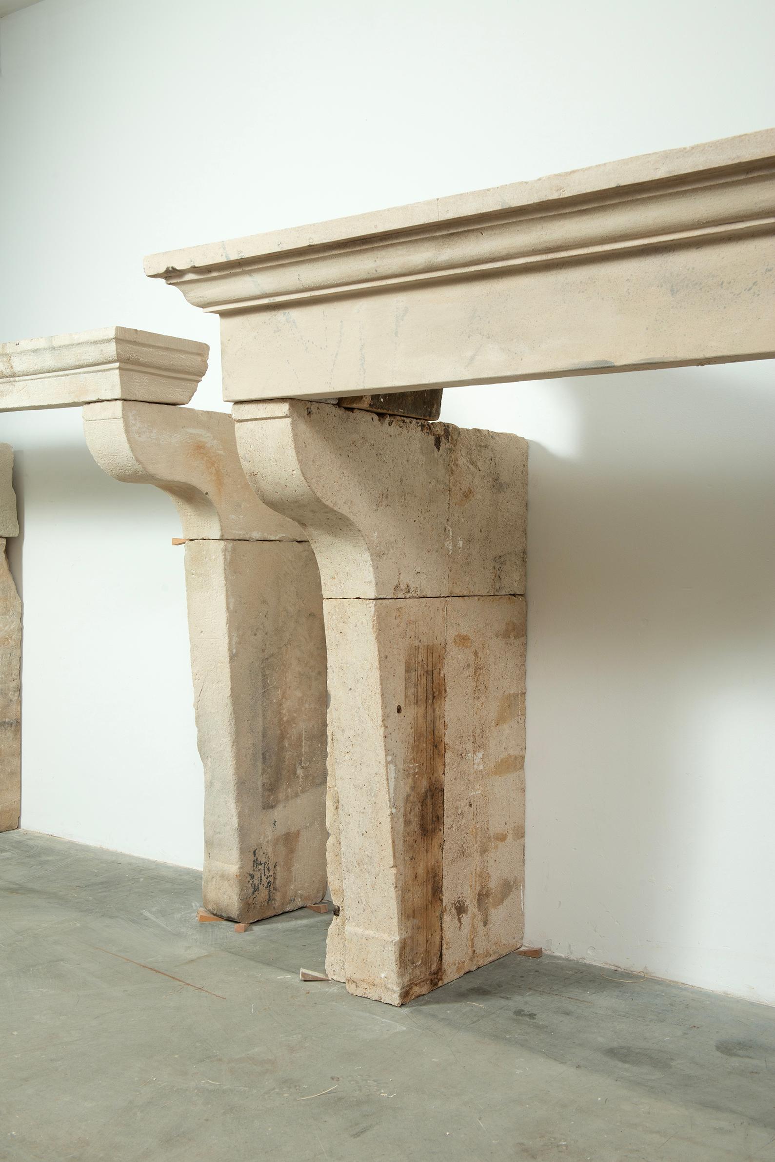 Repisa de chimenea francesa de piedra caliza del siglo XVIII - Gran Escala con Patin Intemporal en venta 1