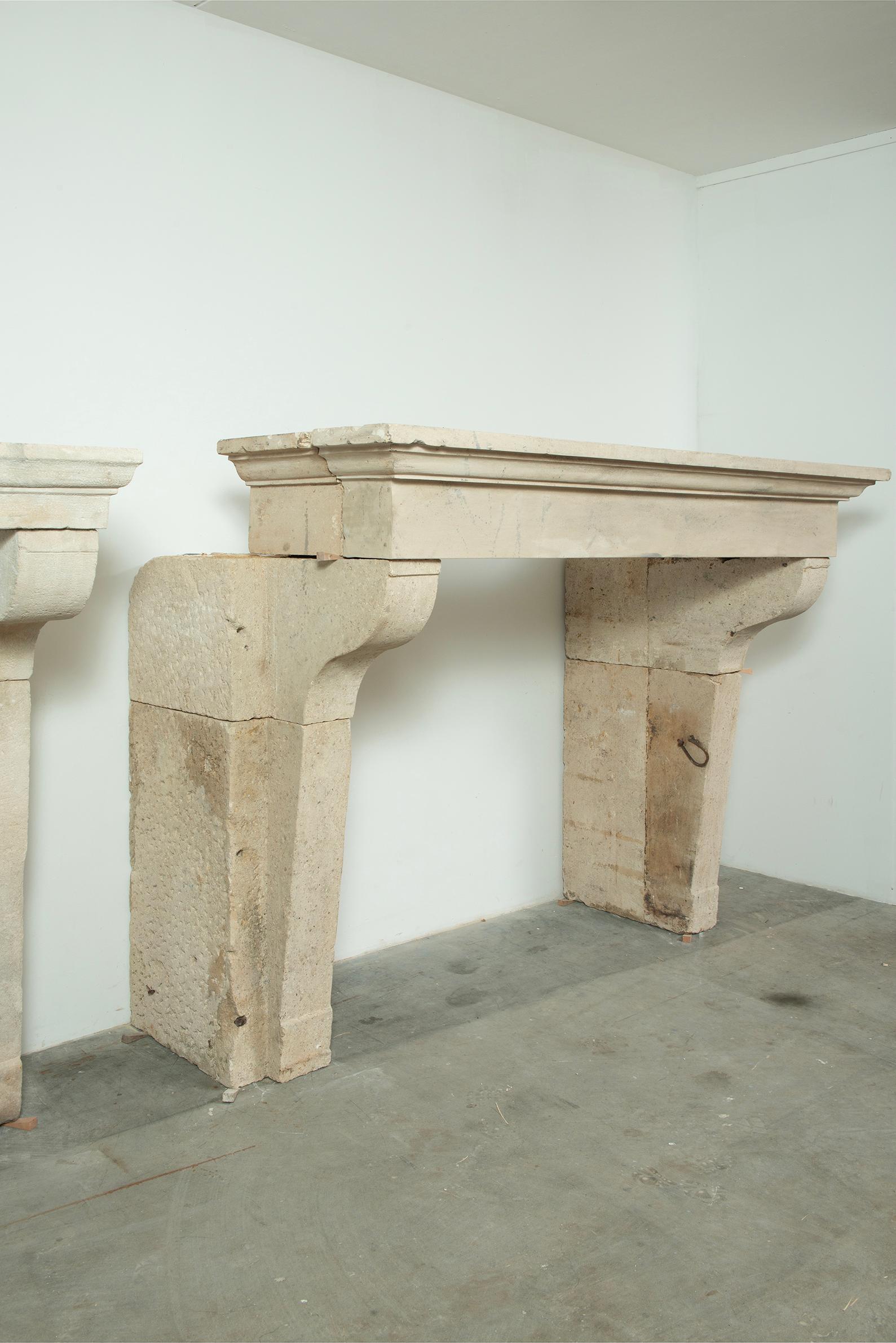 Repisa de chimenea francesa de piedra caliza del siglo XVIII - Gran Escala con Patin Intemporal en venta 2