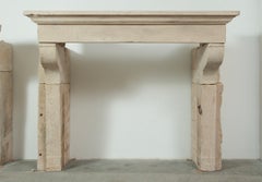 Repisa de chimenea francesa de piedra caliza del siglo XVIII - Gran Escala con Patin Intemporal