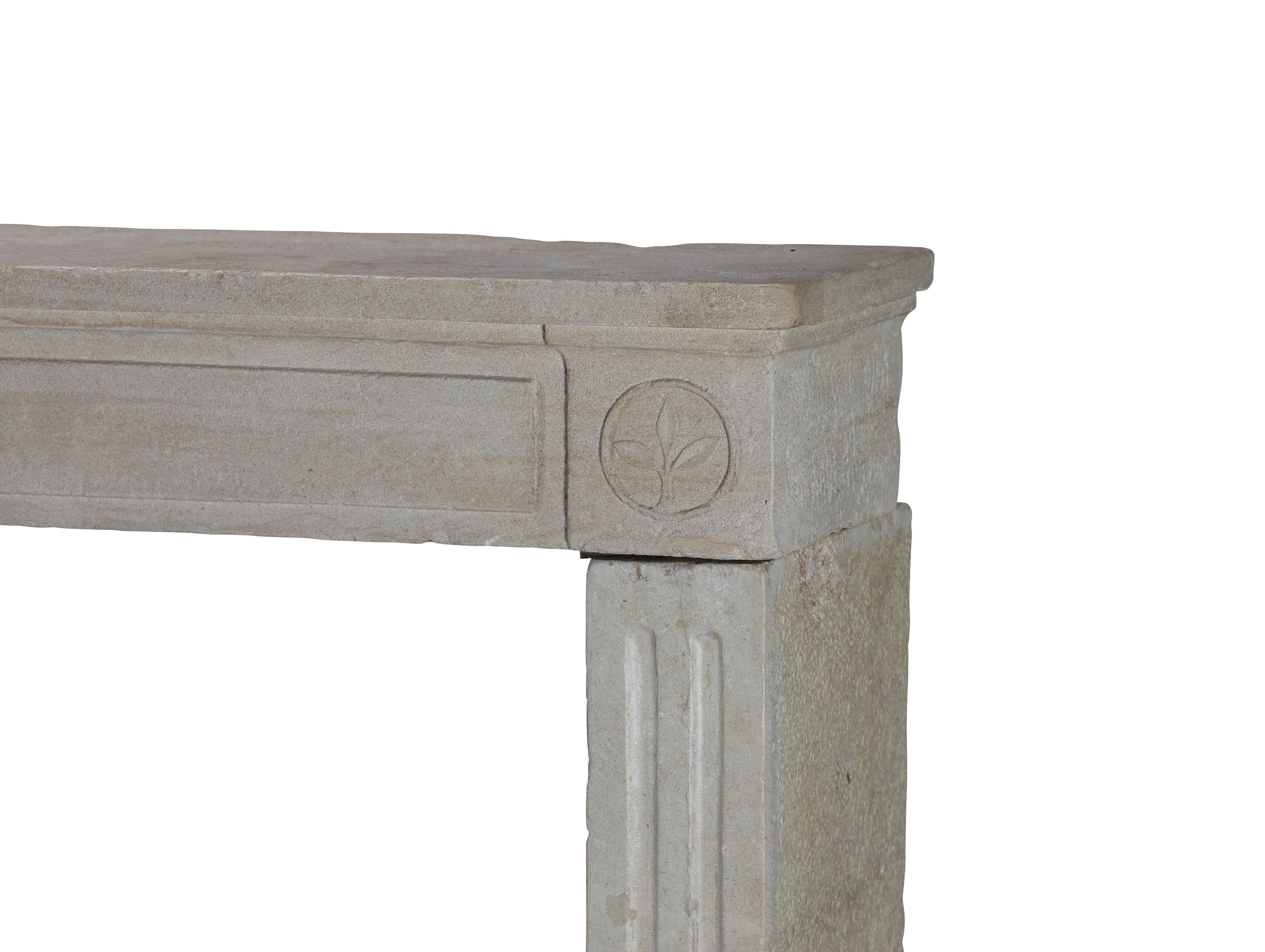Cornice per caminetto in pietra calcarea francese del XVIII secolo in stile Luigi XVI in vendita 3