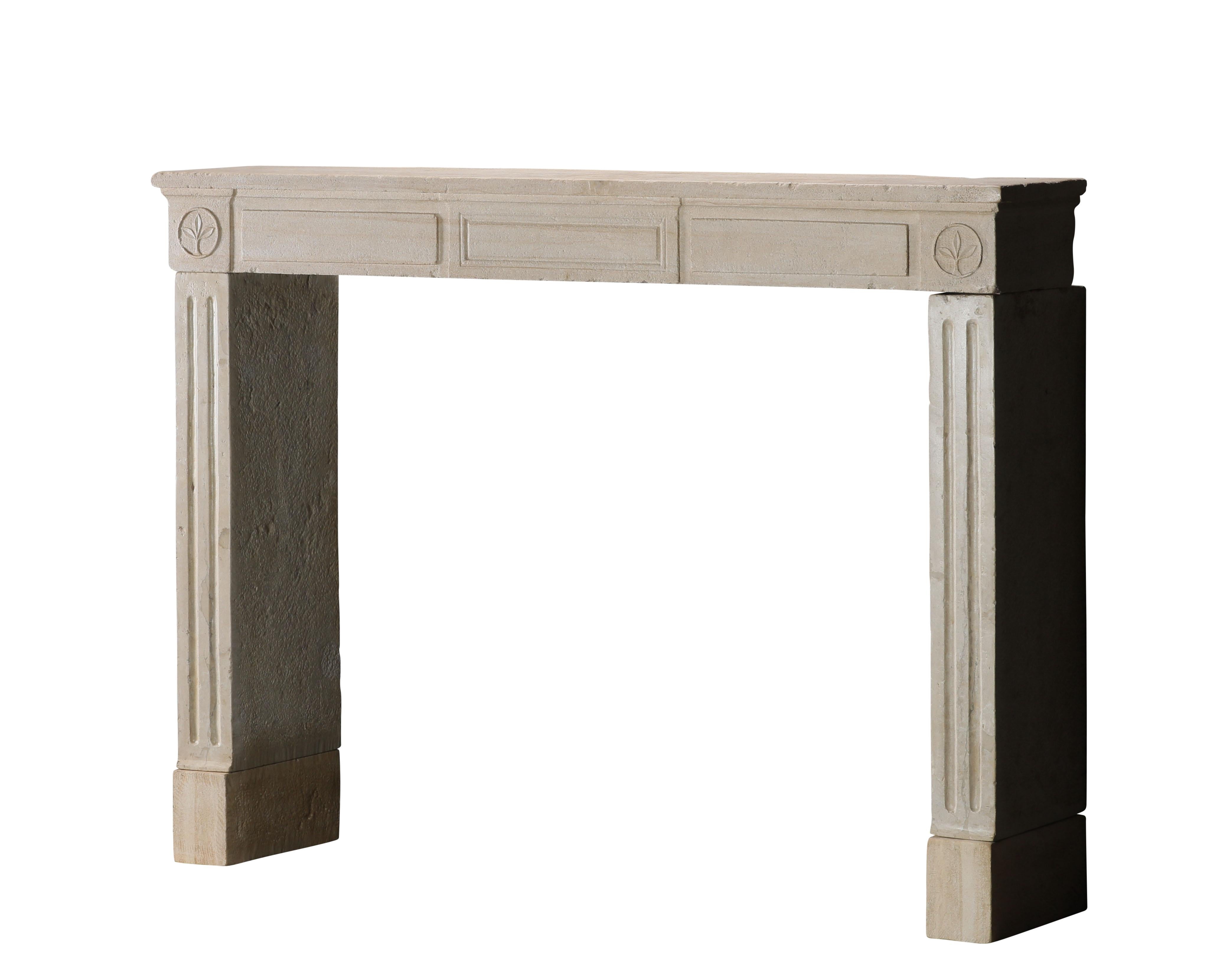 Cornice per caminetto in pietra calcarea francese del XVIII secolo in stile Luigi XVI in vendita 4