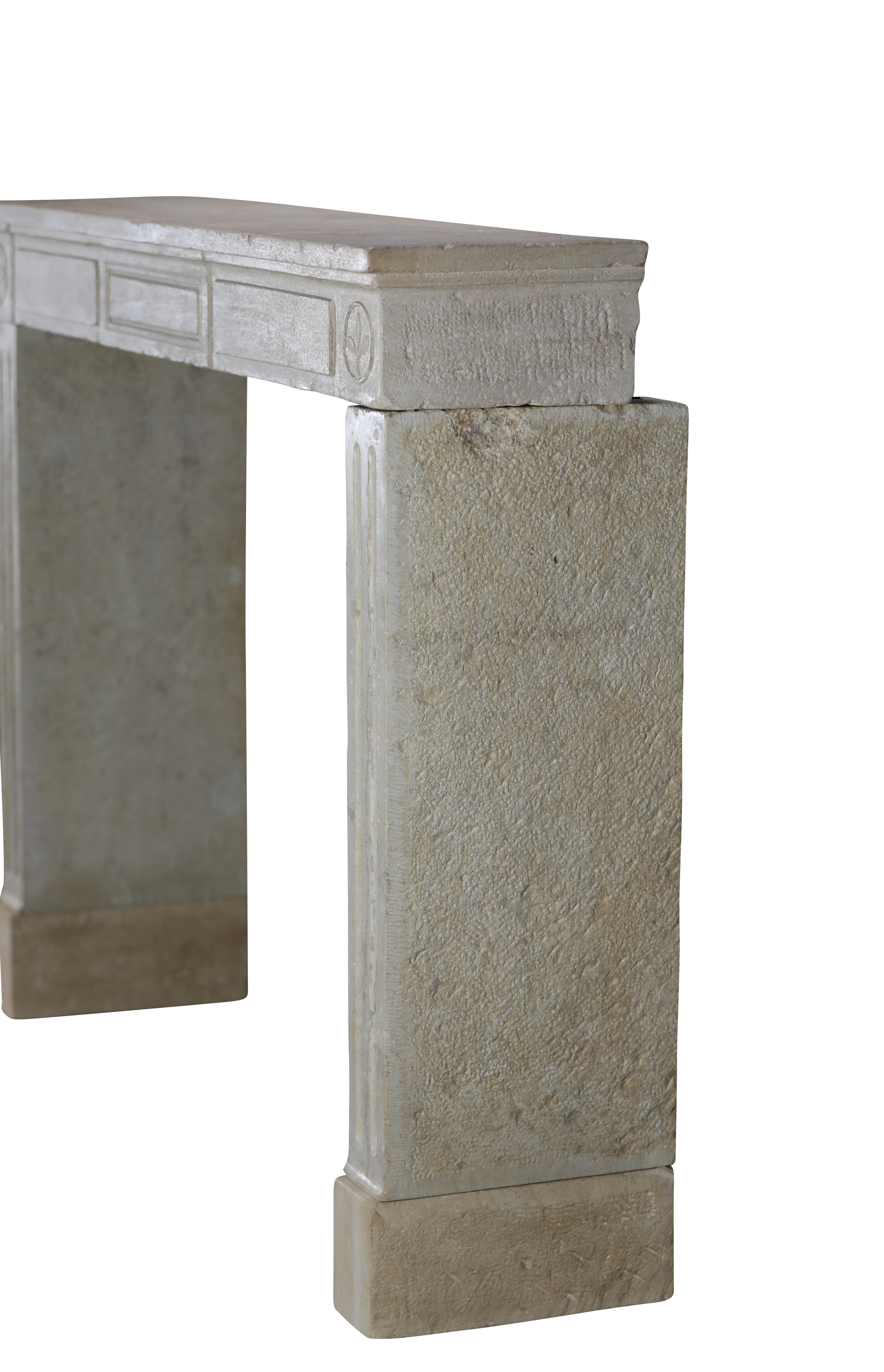Cornice per caminetto in pietra calcarea francese del XVIII secolo in stile Luigi XVI in vendita 6