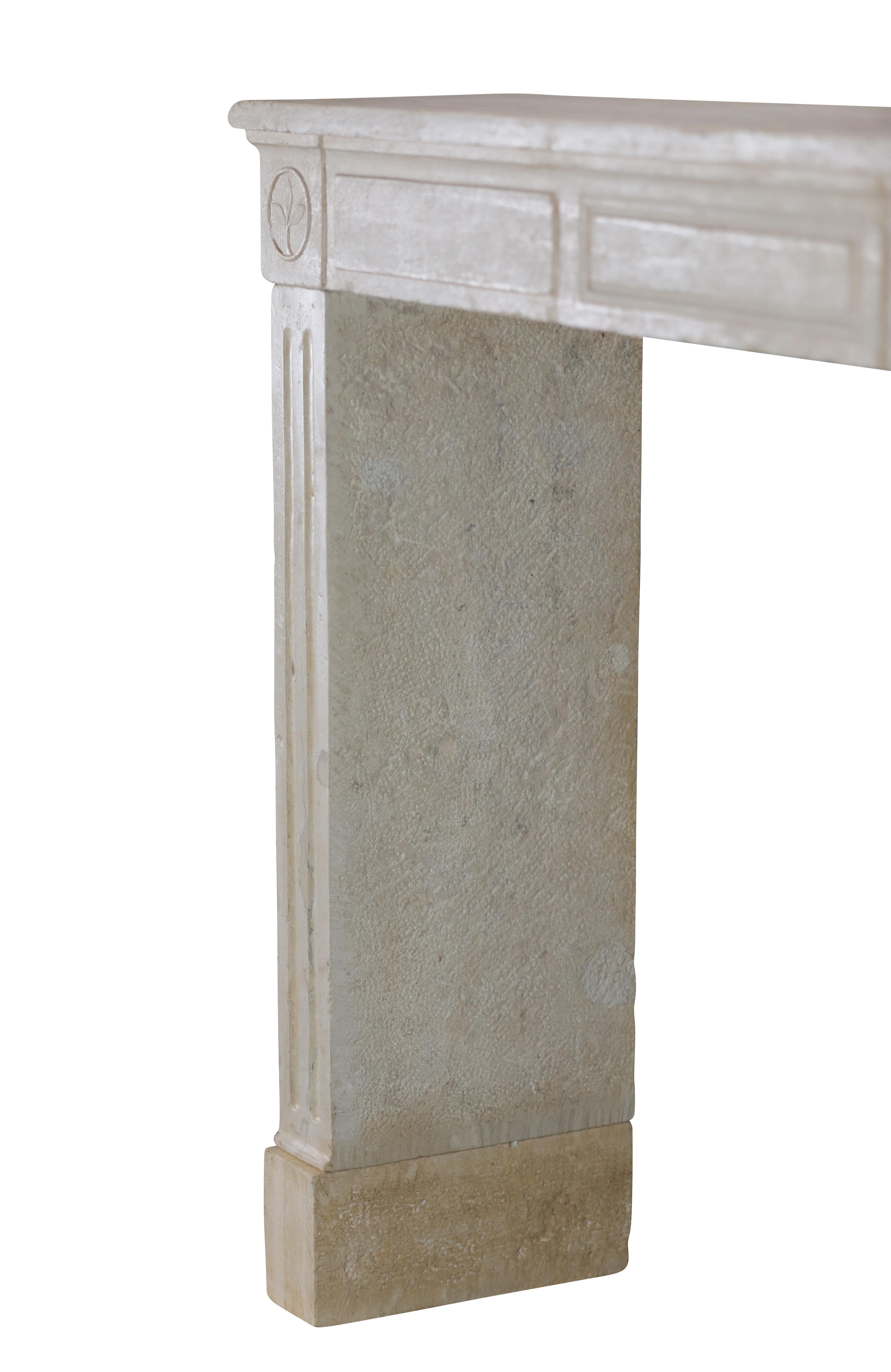 Cornice per caminetto in pietra calcarea francese del XVIII secolo in stile Luigi XVI in vendita 7