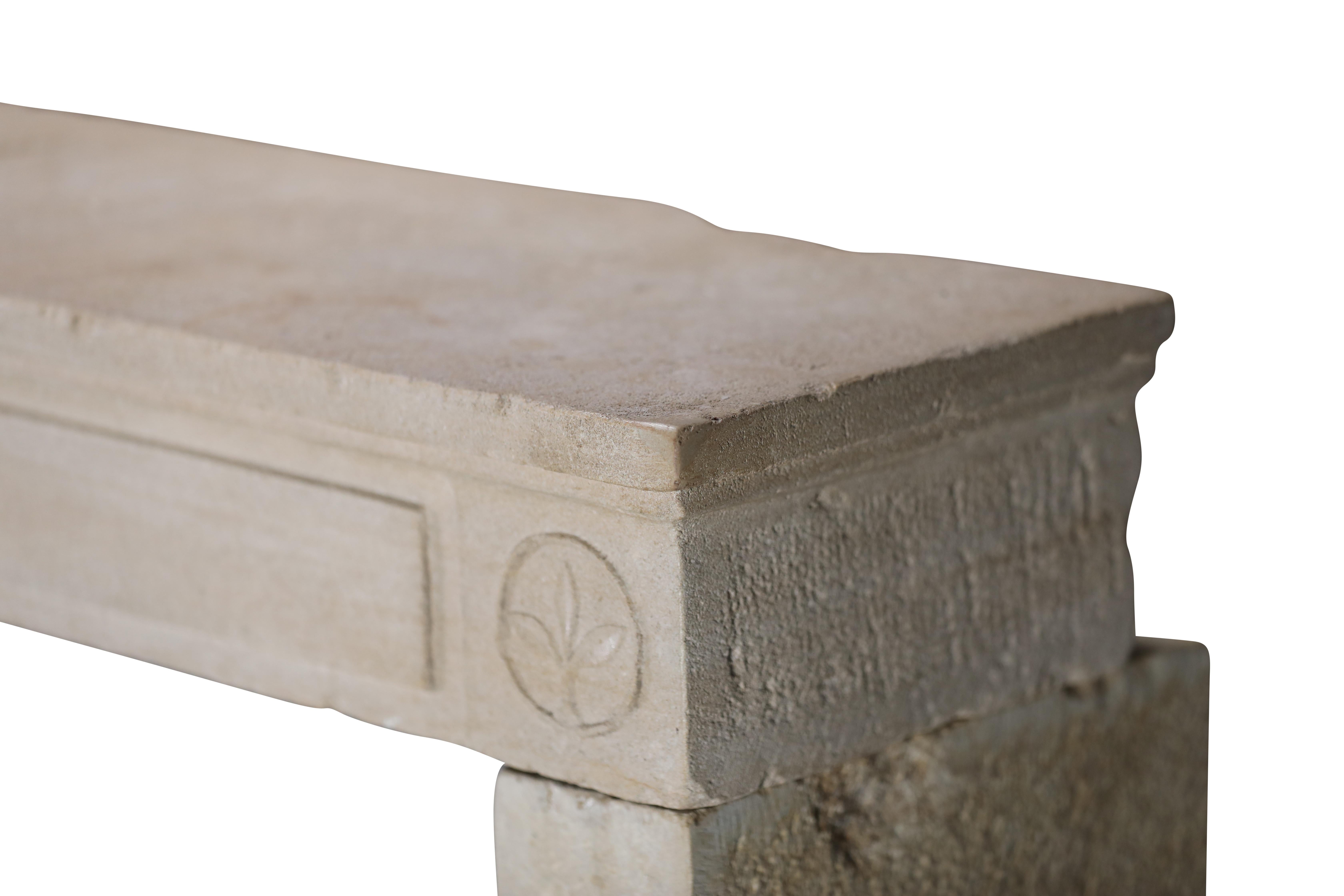 Cornice per caminetto in pietra calcarea francese del XVIII secolo in stile Luigi XVI in vendita 9