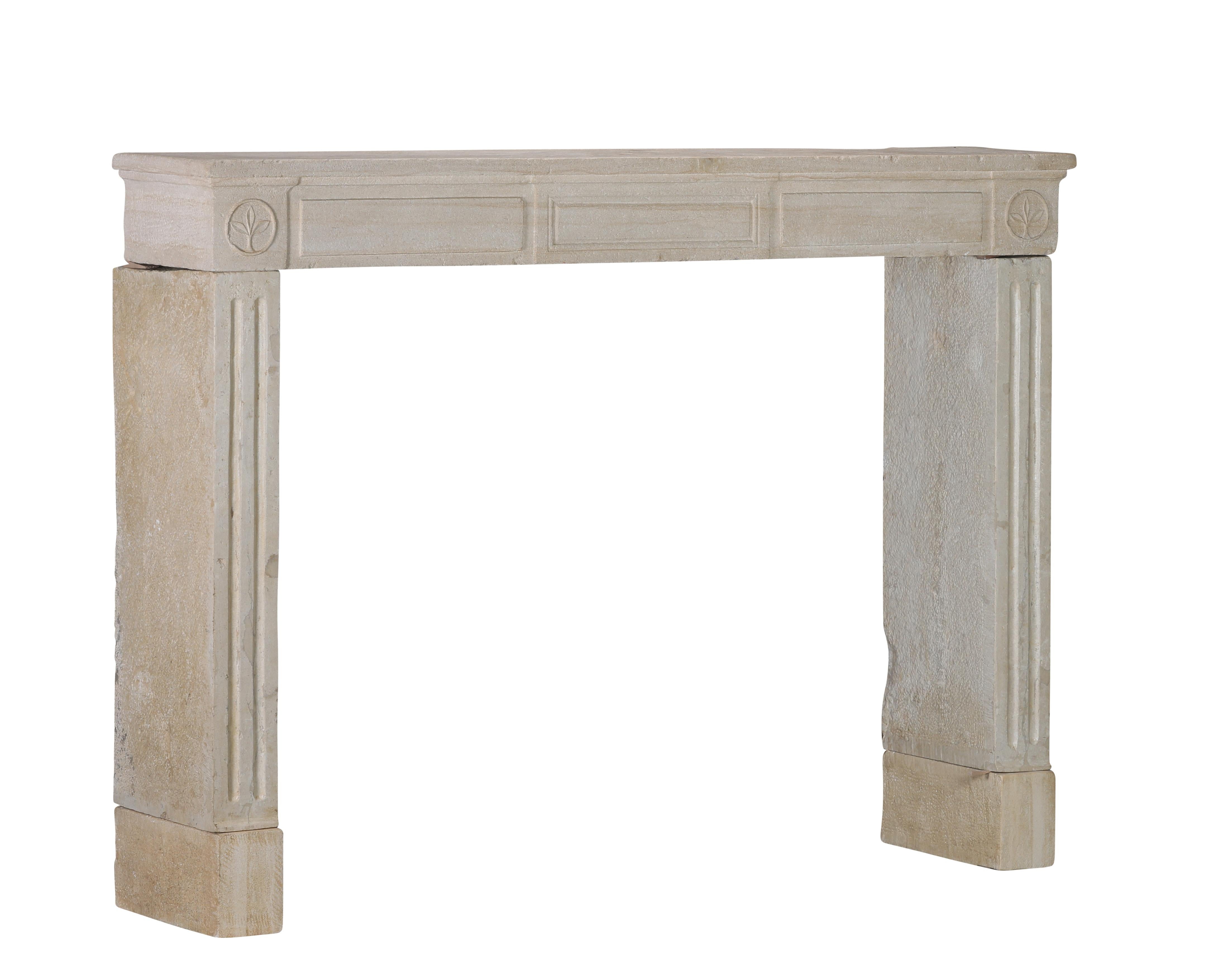 Cornice per caminetto in pietra calcarea francese del XVIII secolo in stile Luigi XVI in vendita 10