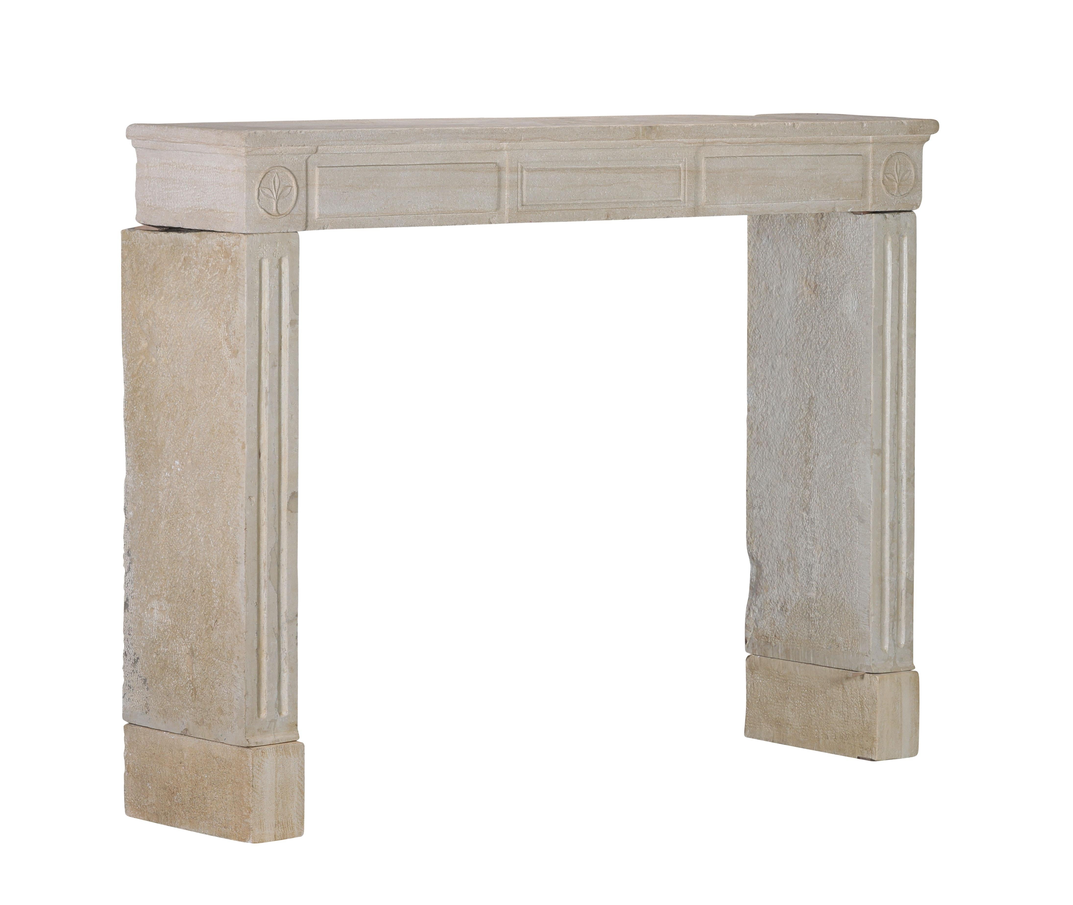 Cornice per caminetto in pietra calcarea francese del XVIII secolo in stile Luigi XVI in vendita 11
